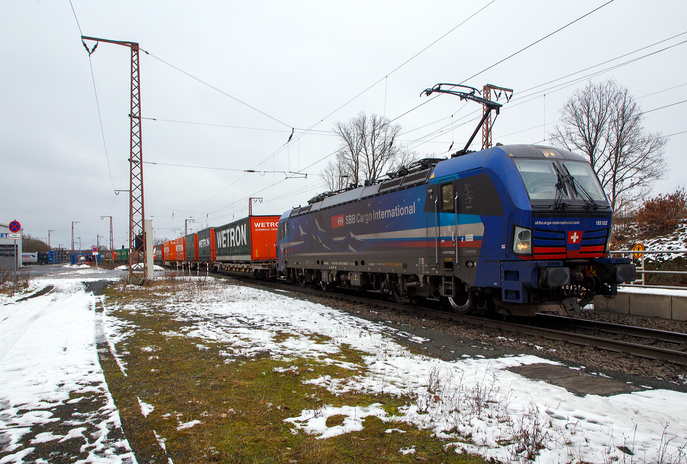 Die an die SBB Cargo International AG vermietete 193 532 „Rhein“ (91 80 6193 532-9 D-SIEAG) der SüdLeasing GmbH (Stuttgart, eingestellt in Deutschland durch Siemens) fährt am 27.01.2023, mit einem KLV-Zug, durch Wilnsdorf-Rudersdorf in Richtung Gießen.

Die Siemens Vectron MS wurde 2019 von Siemens Mobilitiy in München-Allach unter der Fabriknummer 22730 gebaut. Eigentümer ist die Südleasing GmbH in Stuttgart (LBBW-Tochter) die 20 dieser Loks an die SBB Cargo International vermietet hat, eingestellt sind sie in Deutschland durch die Siemens Mobilitiy. E.

Diese Mehrsystem-Loks sind für den Einsatz auf dem Rhein-Alpen-Korridor vorgesehen und sind für den Betrieb in Deutschland, Österreich, Schweiz, Italien und den Niederlanden (D/A/CH/I/NL) ausgelegt. Sie verfügen über eine Leistung von 6,4 MW (160 km/h) und sind neben den nationalen Zugsicherungssystemen mit dem Europäischen Zugsicherungssystem (ETCS) ausgestattet.