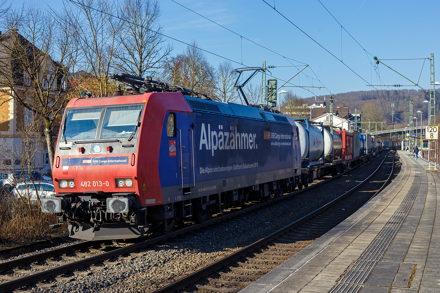 Die an die SBB Cargo International AG vermietete SBB Cargo Re 482 013-0 „Alpäzähmer.“ (91 85 4482 013-0 CH-SBBC) fährt am 18 Februar 2025 mit einem HUPAC-KLV-Zug durch Kirchen/Sieg in Richtung Köln.

Die TRAXX F140 AC1 wurde 2002 von Bombardier in Kassel unter der Fabriknummer 33537 gebaut und an die SBB Cargo AG geliefert.
