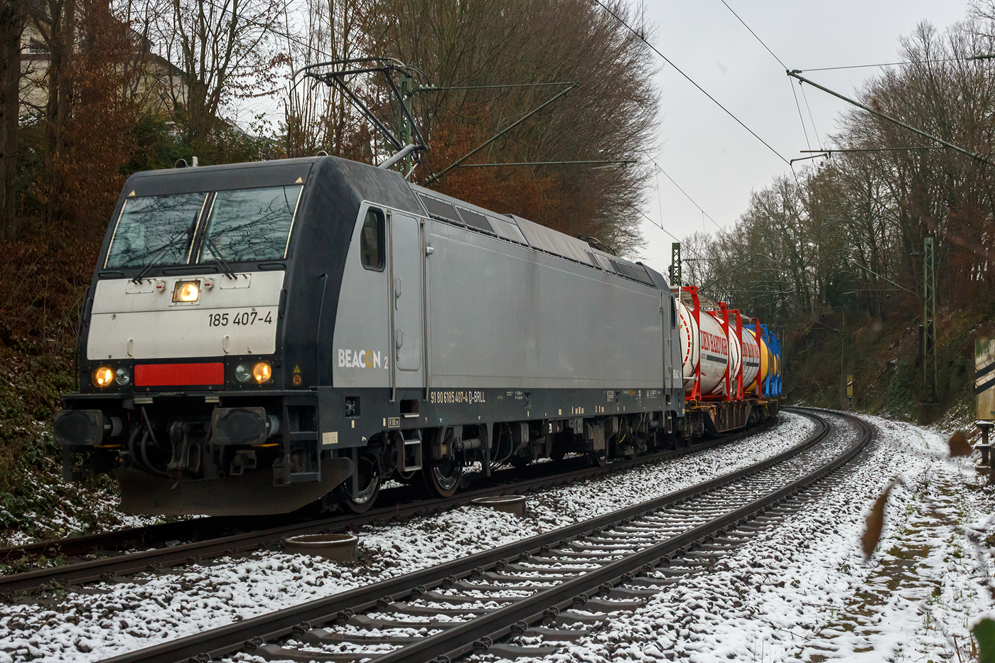 Die an die Viking-Rail ApS (mit Sitz im dänischen Padborg) vermietete 185 407-4 (91 80 6185 407-4 D-BRLL) der BRLL - Beacon Rail Leasing GmbH (Grünwald) fährt am 10 Januar 2025 mit einem Tank-Containerzug durch Betzdorf (Sieg) in Richtung Köln.

Die TRAXX F140 AC2 wurde 2011 von der Bombardier Transportation in Kassel unter der Fabriknummer 34961 gebaut und an die MRCE - Mitsui Rai Capital Europe B.V. (91 80 6185 407-4 D-DISPO geliefert. Sie hat die Zulassungen für Schweden, Deutschland und Dänemark. Noch vor der Übernahme der MRCE, wurde die Lok im Dezember 2022 an die Beacon Rail Leasing verkauft.