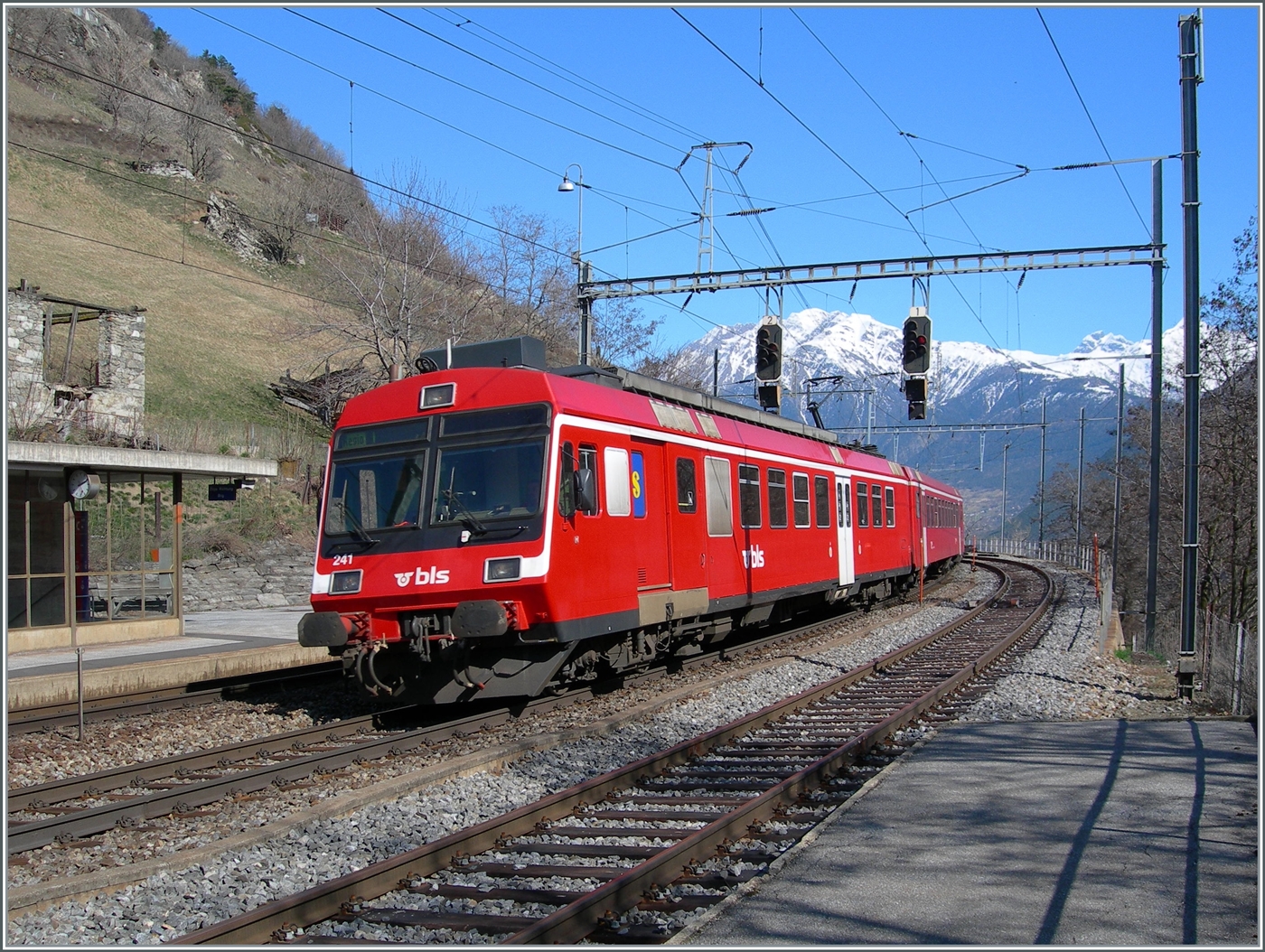 Die von bei der Fusion von der RM übernommen RBDe 566 Pendelzüge fuhren einige Zeit im RM Rot als BLS Regionalzüge. Mit dem ABt 941 an der Spitze und dem schiebenden RBDe 566 241 verlässt der Regionalzug von Goppenstein nach Brig den Bahnhof Ausserberg.

16. März 2007