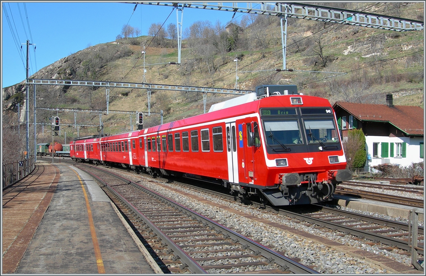 Die von bei der Fusion von der RM übernommen RBDe 566 Pendelzüge fuhren einige Zeit im RM Rot als BLS Regionalzüge. Mit dem ABt 941 an der Spitze (und dem schiebenden RBDe 566 241) verlässt der Regionalzug nach Brig Ausserberg. 

16. März 2007