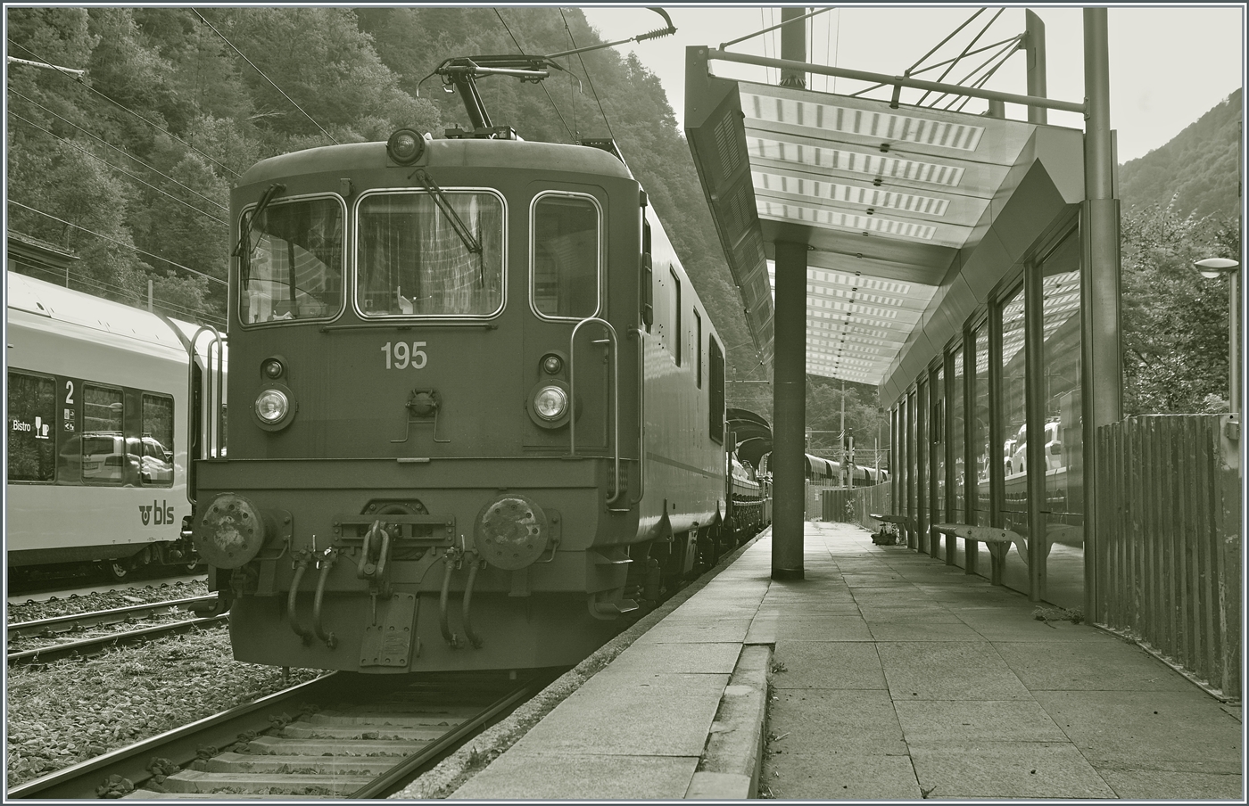 Die BLS Re 4/4 192 ist mit ihrem Autotunnelzug in Iselle angekommen und wartet nun uaf die baldige Rückfahrt.

17. August 2024