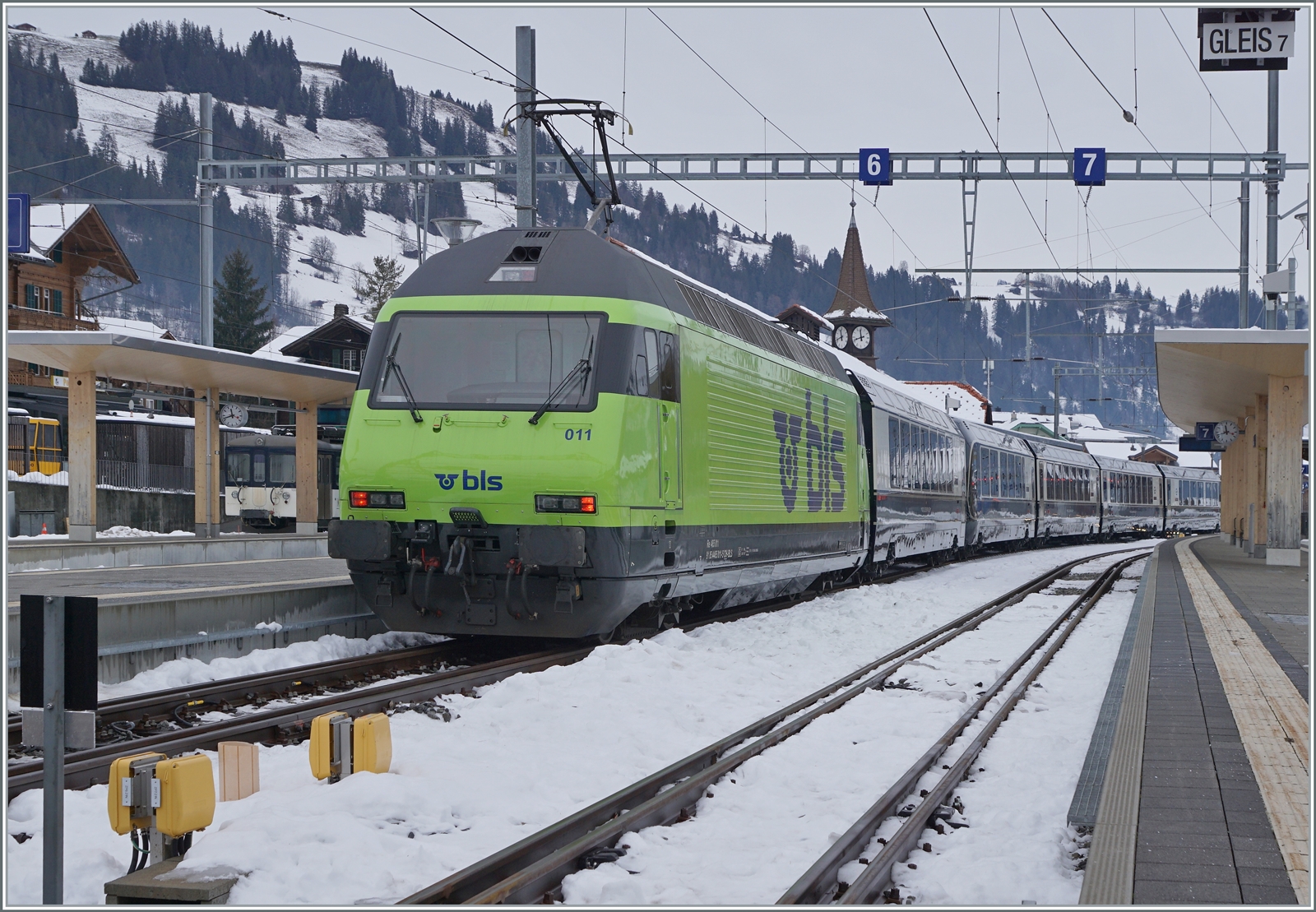 Die BLS Re 465 mit einem  Interface  Wagen hat den Spurwechselzug in Zweisimmen bernommen und wird ihn nach Interlaken Ost schieben. 

15. Dez. 2022