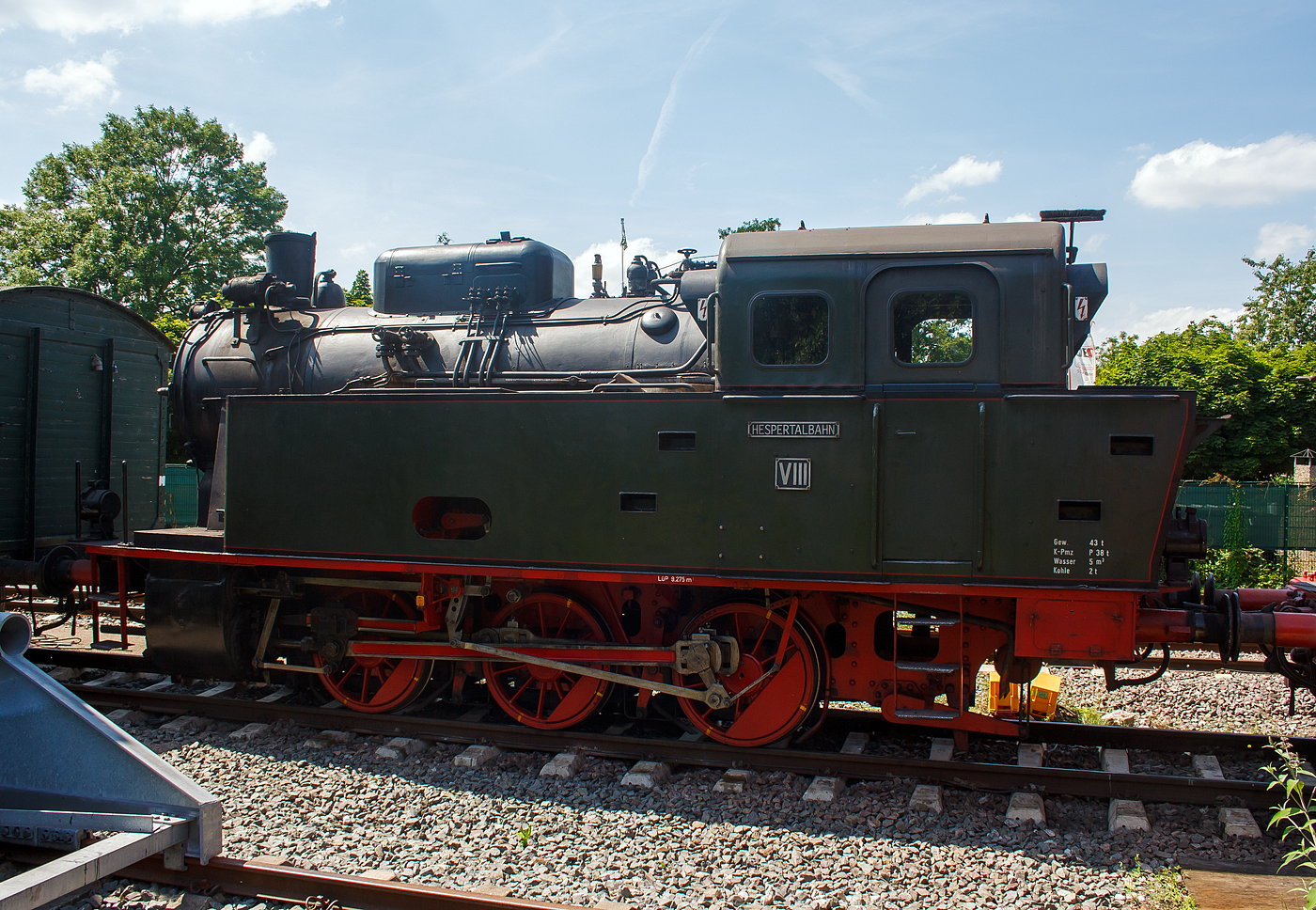 Die Dampflokomotive D8 der Hespertalbahn e. V., eine Krupp Knapsack, am 18 Juli 2015 beim Lokschuppen in Essen-Kupferdreh.

Die Lok wurde 1961 von der Lokomotiv- und Waggonbaufabrik Fried. Krupp in Essen unter der Fabriknummer 3435 gebaut und an die NBAG - Niederrheinische Bergwerks-AG (Moers), für den Einsatz auf der Zeche Niederrhein I/II/V (ab 1970 Niederberg) in Neukirchen-Vlyn (als Lok VI), geliefert. Ab 1970 gehörte die Zeche zur RAG - Ruhrkohle AG (Essen). Ab 1976 gehörte sie, als Lok 760-C, zu der zur RAG gehörenden BAG Lippe (Bergbauaktiengesellschaften) in Gladbeck, wo sie als Traditionslok vor RAG-Sonderzügen zum Einsatz kam. Im Jahr 2000 ging sie an den VEH - Verein zur Erhaltung der Hespertalbahn e. V. in Essen-Kupferdreh, als Lok D 8 / VIII, seit 2008 heißt der Verein HTB - Hespertalbahn e. V.. Bis Ende 2016 war die Lok im Museumszugbetrieb im Einsatz, wurde dann wegen Fristablauf abgestellt.  Aktuell ist sie in Aufarbeitung bzw. in Hauptuntersuchung.

Die Krupp „Knapsack“ ist eine normalspurige, dreiachsige Nassdampf-Tenderlokomotive (Achsfolge C) aus dem Nachkriegs-Typenprogramm der Lokomotiv- und Waggonbaufabrik Fried. Krupp in Essen. Ihre Bauart basiert auf einem Einzelstück, welches bereits 1935 an die „AG für Stickstoffdünger“ in Hürth-Knapsack geliefert wurde. Von diesem Vorläufer leitet sich auch die Typenbezeichnung, dieser standardisierten Werksbahn-Dampflokomotive, ab

Mit einer Leistung von rund 400 PSi und einer zulässigen Höchstgeschwindigkeit von 45 km/h in erster Linie für den Einsatz im Übergabe- und Verschubdienst von Industrie- und Werksbahnen konzipiert, wurden von 1949 bis 1961 zwölf Lokomotiven dieses Typs an acht verschiedene Betreiber in Deutschland geliefert. Weitere drei Exemplare wurden in den Jahren 1953 und 1960 in die Türkei exportiert. Wichtigster Betreiber der Knapsack war die Zeche Niederberg in Neukirchen-Vluyn, die zeitweilig bis zu fünf Maschinen einsetzte.

TECHNISCHE DATEN:
Gebaute Anzahl: 15 (1949–1961)
Bauart: C n2t
Spurweite: 1.435 mm (Normalspur)
Länge über Puffer: 9.275 mm
Höhe: 4.000 mm
Gesamtradstand: 3.000 mm
Kleinster bef. Halbmesser: 80 m
Dienstgewicht: 43,0 t
Radsatzfahrmasse: 14,3 t
Höchstgeschwindigkeit: 45 km/h
Indizierte Leistung: 400 PS
Anfahrzugkraft: 10,15 Mp
Treibraddurchmesser: 1.100 mm
Steuerungsart: Heusinger, außen
Zylinderanzahl: 2
Zylinderdurchmesser: 440 mm
Kolbenhub: 550 mm
Kesselüberdruck: 14 kp/cm²
Wasservorrat: 4 m³

Die Anfänge der Hespertalbahn lagen nicht im Kohlebergbau. Bereits im Jahr 1850 gab es eine Pferdebahn zwischen Heiligenhaus und Velbert, die von der Talburg bis zur Chaussee von Velbert nach Essen reichte. Die Pferdebahn diente zum Transport von Blei-, Eisen- und Zinkerzen von den Erzgruben bis zur Chaussee. Ab dort wurde das Erz mühselig mit Pferden über die Straßen zur Phoenixhütte in Kupferdreh transportiert. Im Jahr 1857 wurde eine Pferde-Schleppbahn als Verlängerung der bestehenden Pferdebahn angelegt, die westlich von Langenhorst durch das Hespertal bis zur Phoenixhütte verlief. Dies erleichterte den Transport des Erzes erheblich. Im Jahr 1877 wurde die Zeche Vereinigte Pörtingssiepen angeschlossen und das Teilstück von Hesperbrück nach Kupferdreh zu einer Eisenbahn mit Normal-Spurweite und Lokomotivbetrieb umgestellt. Die Eisenbahn folgte dabei nicht exakt dem Verlauf Pferdebahn.

Das restliche Teilstück wurde weiter als Schmalspurbahn betrieben. Bis 1871 wurden weiter Erze transportiert. Nach der Stilllegung der Erzgruben in Velbert wurde die Bahn nur noch zum Transport von Kalk (ebenfalls zur Phoenix-Hütte und zum Zement-Werk) genutzt. Der Kalksteinbruch in Velbert-Hefel wurde mit einem Gleis an die Bahn angeschlossen, das durch einen Tunnel beim Oberhesper Hof geführt werden musste.

Da es mit der Umspurung des nördlichen Teilabschnittes keine durchgehende Verbindung zwischen Velbert und Kupferdreh mehr gab, wurde in Hesperbrück eine Umlade-Station eingerichtet.

Der Startpunkt der Hespertalbahn ist heute der 1898 erbaute Alte Bahnhof Essen-Kupferdreh. In dem sehenswerten und liebevoll restaurierten Gebäude befindet sich das Restaurant „LUKAS“, hier kann man den Ausflug zur Hespertalbahn und zum Baldeneysee gemütlich ausklingen lassen. Früher fuhren hier die Personenzüge Richtung Essen-Werden und Steele ab. Der Personenbahnhof Kupferdreh der Hespertalbahn befand sich im Bereich des heutigen Parkplatzes an der Straße Phönixhütte.

Der Verein
Die Hespertalbahn wird heute vom Hespertalbahn e.V. betrieben, der 1975 als  Verein zur Erhaltung der Hespertalbahn e.V.  gegründet und im Jahr 2008 umbenannt wurde. Der Verein hat zurzeit rund 130 Mitglieder von denen etwa ein Viertel aktiv beim Erhalt und Betrieb der Hespertalbahn mitarbeiten.