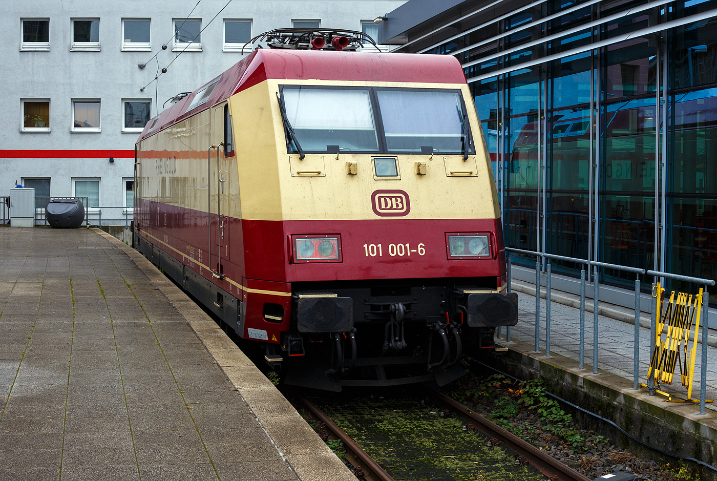Die DB 101 001-6 „RHEINGOLD“ (91 80 6101 001-6 D-DB) vom DB Museum Koblenz (BSW—Freizeitgruppe) ist am 30 Dezember 2024 beim Hauptbahnhof Köln auf dem Stumpfgleis neben dem Gleis 1 Abschnitt F und DB Casino Köln Hbf abgestellt.

Die Lok wurde 1996 von ADtranz (ABB Daimler-Benz Transportation GmbH) in Kassel unter der Fabriknummer 33111 gebaut.
