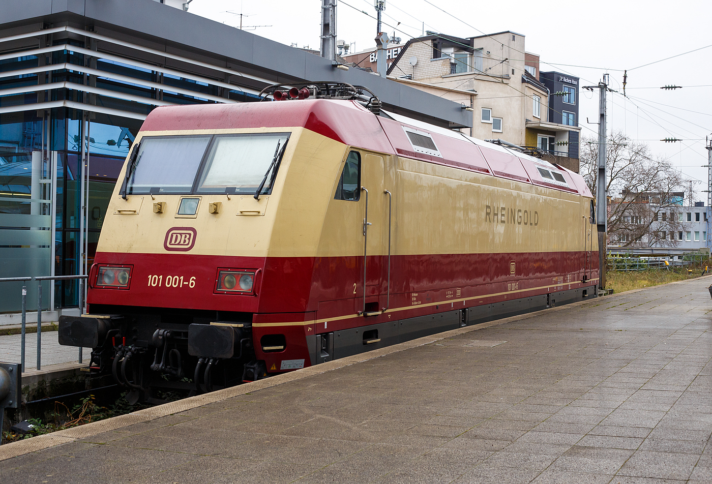 Die DB 101 001-6 „RHEINGOLD“ (91 80 6101 001-6 D-DB) vom DB Museum Koblenz (BSW—Freizeitgruppe) ist am 30 Dezember 2024 beim Hauptbahnhof Köln auf dem Stumpfgleis neben dem Gleis 1 Abschnitt F und DB Casino Köln Hbf abgestellt.

Die Lok wurde 1996 von ADtranz (ABB Daimler-Benz Transportation GmbH) in Kassel unter der Fabriknummer 33111 gebaut.
