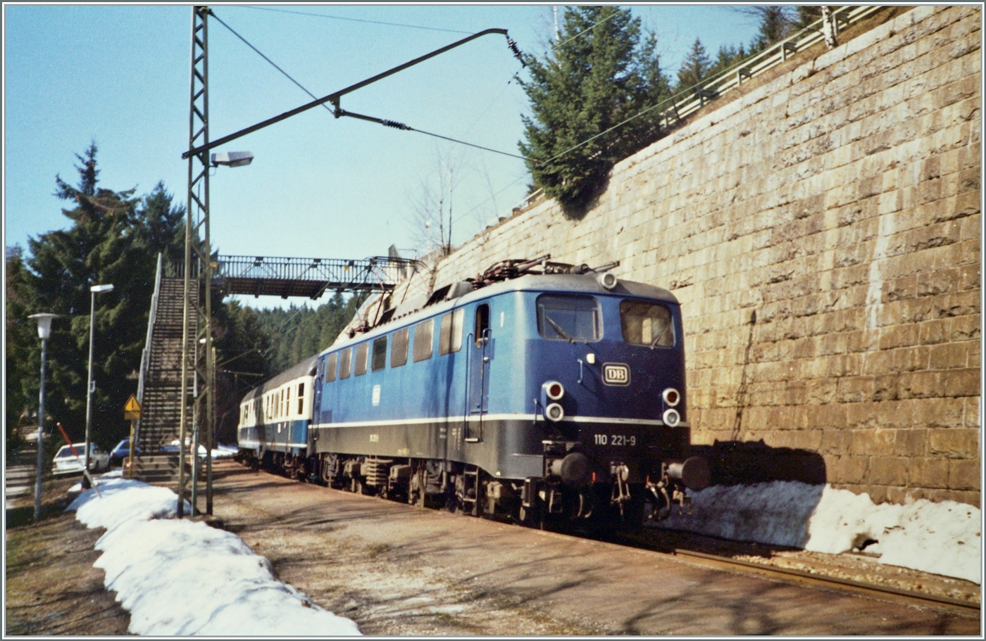 Die DB 110 221-9 erreicht mit ihrem FD 703 von Münter (Westfallen) kommend den Zielbahnhof Seebrugg. 

Analogbild vom April 1988