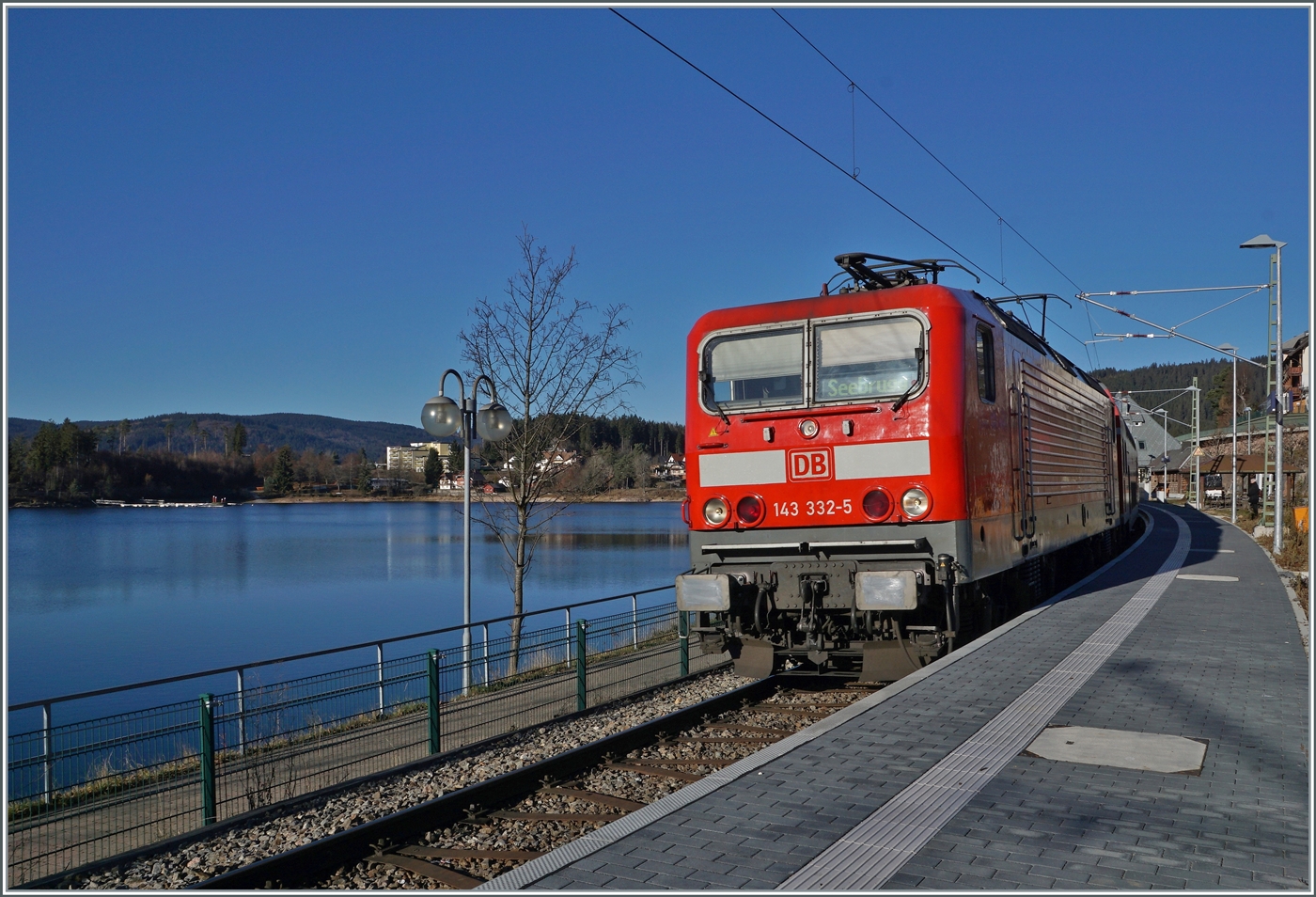 Die DB 143 334-5 verlässt mit ihrem Doppelstockzug Schluchsee in Richtung Seebrugg. Im linken Bildteil gleitet der Blick über den Schluchsee. 

29. November 2016