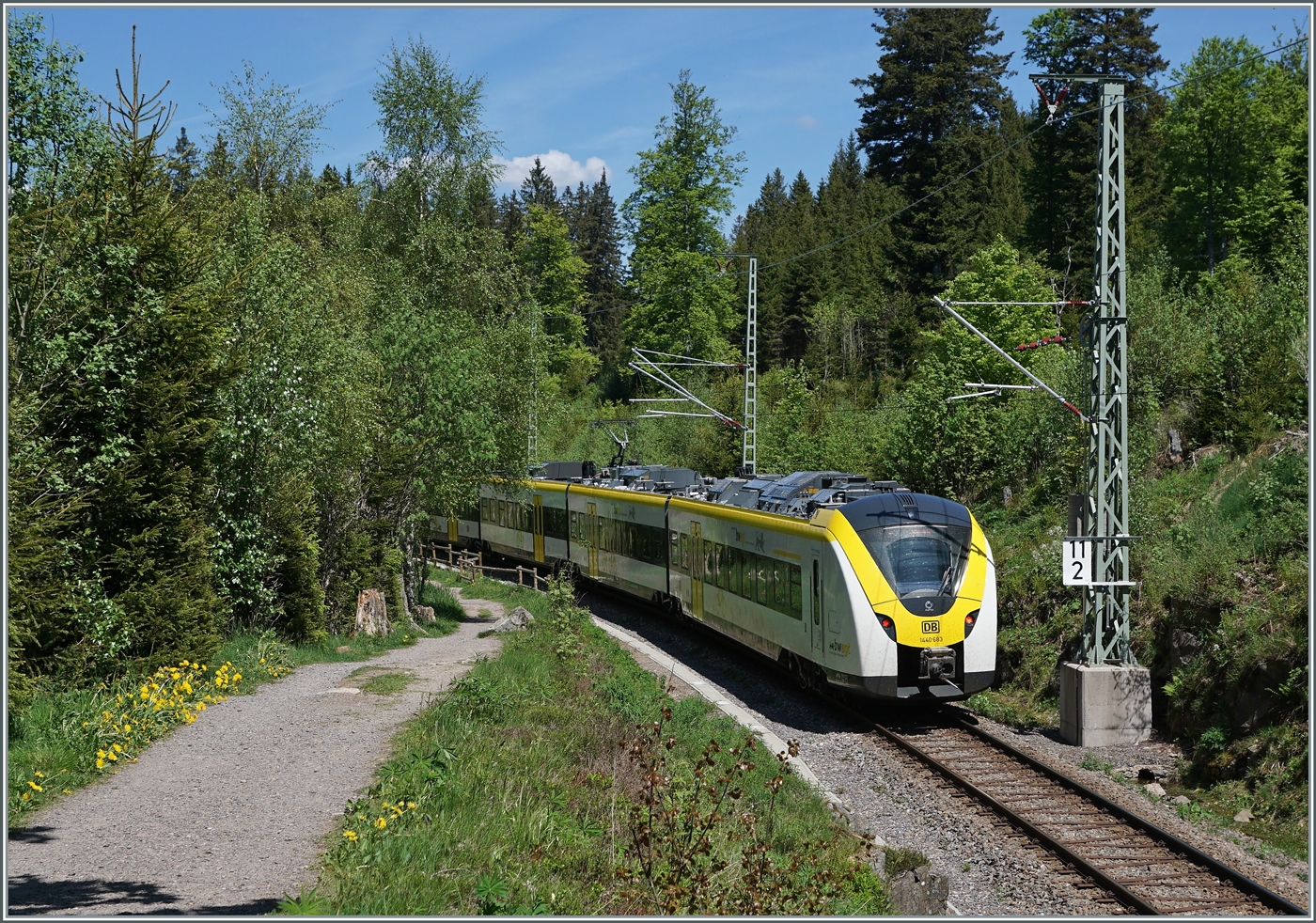 Die  Dreiseenbahn  im Schwarzwald ist weitherum bekannt; doch welche drei See sind da gemeint? Titisee und Schluchsee fallen raschen ein doch der dritte See...
Doch obwohl der DB 1440 683 nahe dem Ufer des See vorbeif�hrt hat sich der Windf�ll-See recht gut versteckt.

18. Mai 2022