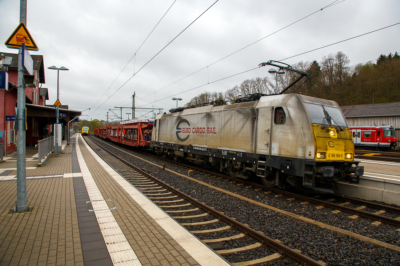 Die E 186 166-5 (91 80 6186 166-5 D-ECR) der ECR - Euro Cargo Rail SAS (Paris) f�hrt am 22 April 2017 mit einem leeren Autotransportzug durch den Bahnhof Au/Sieg in Richtung Siegen.

Die Bombardier TRAXX F140 MS wurde 2009 von der Bombardier Transportation GmbH in Kassel unter der Fabriknummer 34443 gebaut und an die ERC ausgeliefert. Die Multisystemlokomotive hat die Zulassungen bzw. besitzt die L�nderpakete f�r Deutschland, Belgien und Frankreich (D/B/F).

Seit September 2021firmiert die ECR als DB Cargo France SAS (Paris), so tr�gt die Lok aktuell nun die NVR-Nummer 91 80 6186 166-5 D-DBCFR, 