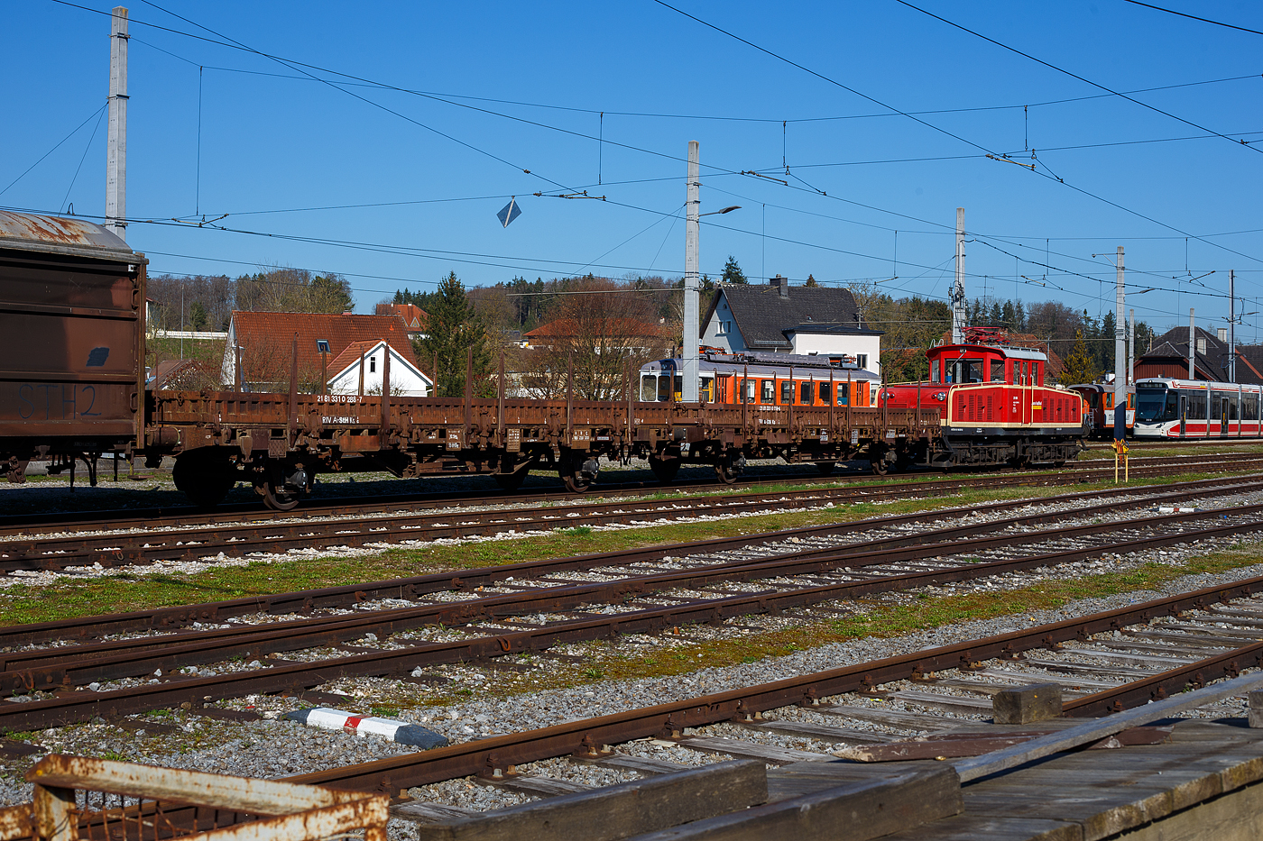 Die E-Lok E 20 006² (A-STH 91 81 1943 001-8) der der Stern & Hafferl Verkehrsgesellschaft m.b.H. (StH), ex SLB E 64, ex SAKOG E 27 001, ist am 04 April 2025, mit einem Güterzug, beim Bahnhof Vorchdorf-Eggenberg abgestellt. 

Die normalspurige Gleichstrom-E-Lok wurde 1952 von der SGP - Simmering-Graz-Pauker AG unter der Fabriknummer 52748, die elektrische Ausrüstung ist von ELIN. Sie wurde an die SAKOG (Salzach-Kohlen-Bergbau-Gesellschaft) - einem Unternehmen mit Stern&Hafferl-Beteiligung ausgeliefert. Die Lok erhielt nach dem Nummernschema der Stern&Hafferl die Bezeichnung E 27.001 (27 für SAKOG) und trug mit einer bauartgleichen Lokomotive (E 27.002) die Hauptlast des umfangreichen Güterverkehrs auf der 1951 eröffneten Lokalbahn Bürmoos - Trimmelkam.