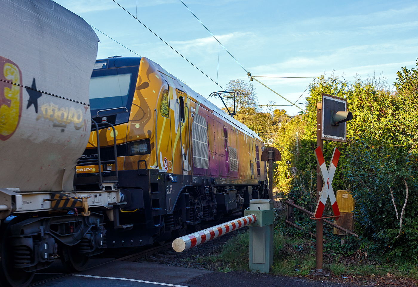 Die fast noch Fabrikneue, gerade mal sechs Wochen alt, und an die dispo-Tf Rail GmbH (Berlin) vermietete Stadler EURO 9000 der ELP - European Loc Pool AG (Frauenfeld/CH) 2019 317-7 (90 80 2019 317-7 D-ELP) fährt am 26 Oktober 2024, mit einem Zuckerzug (VTG Wagen der Gattung Uagnpps), durch Kirchen (Sieg) in Richtung Siegen. Vermutlich ist sie hier an die RTB CARGO GmbH (Düren) untervermietet.

Die Stadler EURO 9000 eine Co'Co'- DualModeLok wurde 2024 von Stadler Rail Valencia S.A.U. in Albuixech (Spanien) unter der Fabriknummer 4339 gebaut und am 18.09.2024 an die ELP - European Loc Pool AG in Frauenfeld (CH) ausgeliefert. Seit dem 18.09.2024 ist sie auch an die dispo-Tf Rail GmbH (Berlin) vermietet.