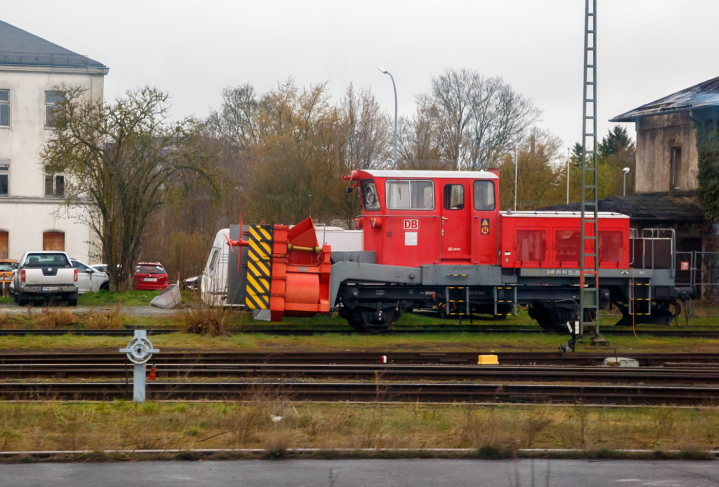 Die in Hof stationierte Schneeschleuder der Baureihe 753.2 / Bauart BA 832, Schweres Nebenfahrzeug Nr. D-DB 99 80 95 - 90 196-8 der DB Netz AG, ex 40 80 947 5 196-8, ist am 17 April 2023 beim Hbf Hof abgestellt.

Diese Schneeschleuder wurde 1974 von Beilhack als Typ HB 600 unter der Fabrik Nr. 68 gebaut. Die Schnee-Schleudereinrichtungen werden von zwei eingebauten Dieselmotoren angetrieben, der Fahrantrieb erfolgt durch eine separate Lok. Der Aufbau ist um 180 ° drehbar, um die Arbeitsrichtung wechseln zu können.

TECHNISCHE DATEN:
Achsanzahl: 2
Spurweite: 1.435 mm (Normalspur)
Länge über Alles: 12.000 mm
Achsabstand: 5.000 mm
Eigengewicht: 32 t
Zul. Anhängelast: -
Zur Mitfahrt zugel. Personen: 6
Höchstgeschwindigkeit: 80 km/h ursprünglich 90 km/h (vorangestellt 50 km/h)
Räumgeschwindigkeit: 0,5 km/h bis zu 25 km/h
Räumleistung:  max. 7.800 t/h 
Bremse: KE-GP