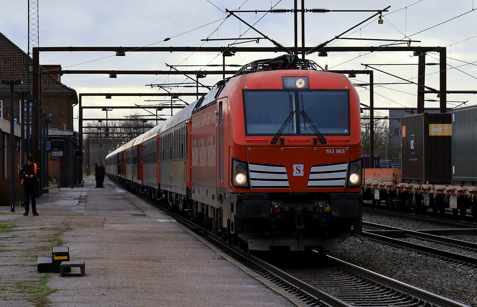 Die inzwischen nun auch rot beklebte ELOC/S 193 965-1 traf pünktlich mit dem Snälltåget D 304 in Pattburg/DK ein. Nach der Kontrolle der dänischen Politi ging es knapp 25min später weiter Richtung Schweden. Padborg/DK 14.01.2024