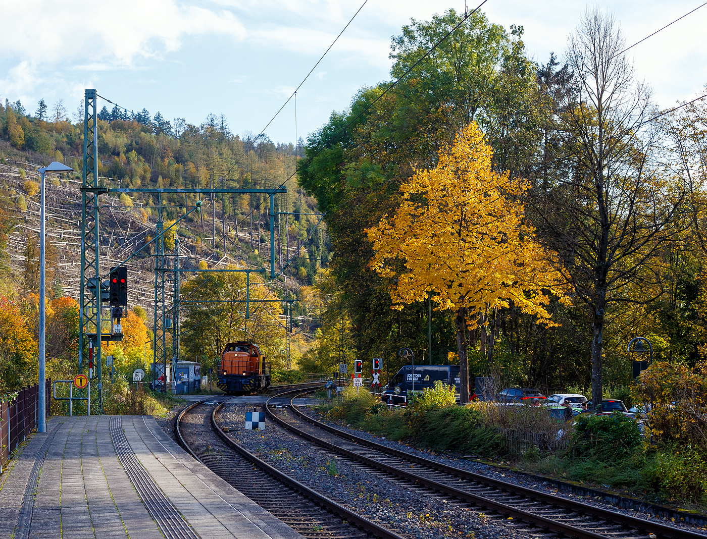 Die KSW 46 bzw. 277 807-4 (92 80 1277 807-4 D-KSW), die Vossloh G 1700-2 BB der KSW (Kreisbahn Siegen-Wittgenstein), fährt am 22 Oktober 2024 als Lz (Lokzug) bzw. auf Tfzf (Triebfahrzeugfahrt) durch Kirchen(Sieg) in Richtung Siegen. Zuvor hatte sie als 2. Lok geholfen einen schweren Coilzug zubringen. 