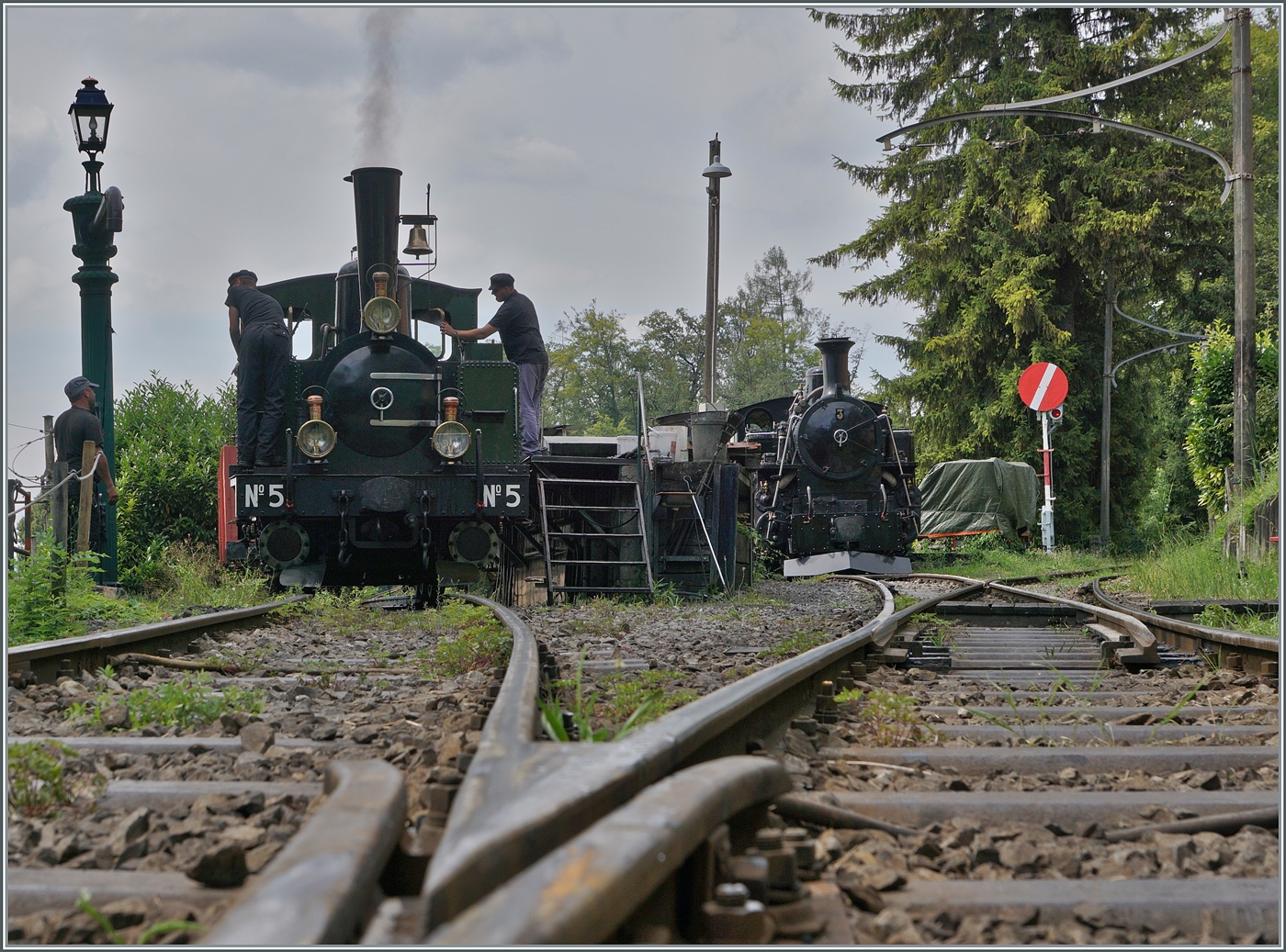 Die LEB G 3/3 N° 5 (Baujahr 1890) der Blonay Chamby Bahn ist in der Lokwartung in Chaulin angekommen und wird nun mit Kohle und Wasser versorgt. Rechts im Bild ist die abgestellte BFD HG 3/4 N° 3 zu erkennen.  

4. Aug. 2024