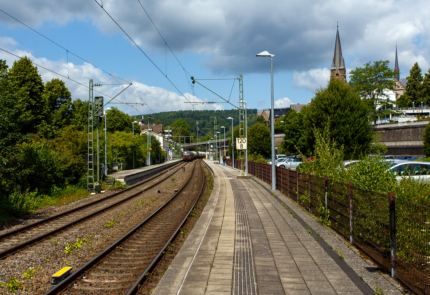 Die leider beschmierte ÖBB 1293 072 (91 81 1293 072-5 A-ÖBB), eine Siemens Vectron MS (X4E) in der Variante A35-1a (Länderpaket) der ÖBB-Produktion GmbH, fährt am 17 Juli 2025 mit einem sehr langen gemischten Güterzug durch den Bahnhof Kirchen (Sieg) in Richtung Köln.

Die SIEMENS Vectron MS / X4E wurde 2020 von Siemens in München-Allach unter der Fabriknummer 22759 und an die ÖBB - Österreichische Bundesbahnen (ÖBB-Produktion GmbH) geliefert. Sie ist in der Variante A35-1a ausgeführt und hat so die Zulassungen für A, D, I, SLO, CZ, SK, H, PL und HR. Von der Variante A35 hat die ÖBB insgesamt 123 Loks (1293 001-123).

