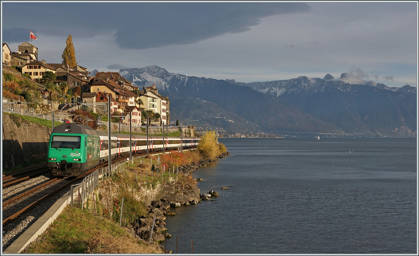 Die letzten bunten Blätter baumeln noch an Sträuchern und Bäumen, der erste Schnee verzuckert die Berge - es ist Herbst; und dieser bietet ein Licht, wie es sonst das ganze Jahre nicht zu sehen ist. Grund genug, trotz kalter Bise, zu fotografieren: Die SBB Re 460 010  Swiss Tainable  ist mit einem IR90 bei St-Saphorin auf dem Weg in Richtung Lausanne.

12. Nov. 2024