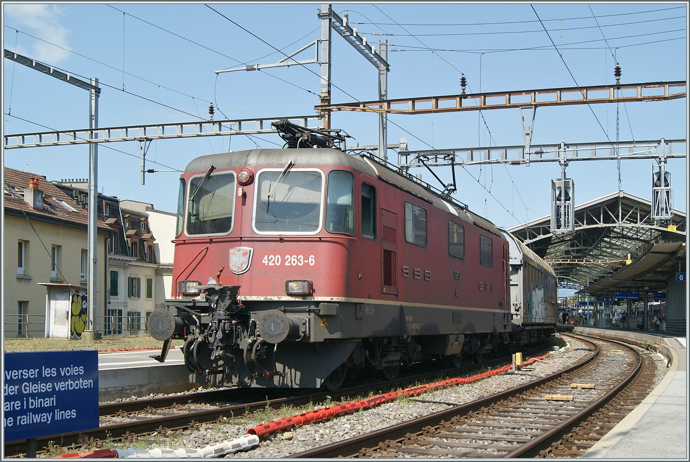 Die mit einer automatische Kupplung vom Typ Scharfenberg ausgerüsteten Re 4/4 II 111263 (Re 420 263-6) verlässt mit einem Güterzug den Bahnhof von Lausanne in Richtung St-Maurice.

17. Juli 2024