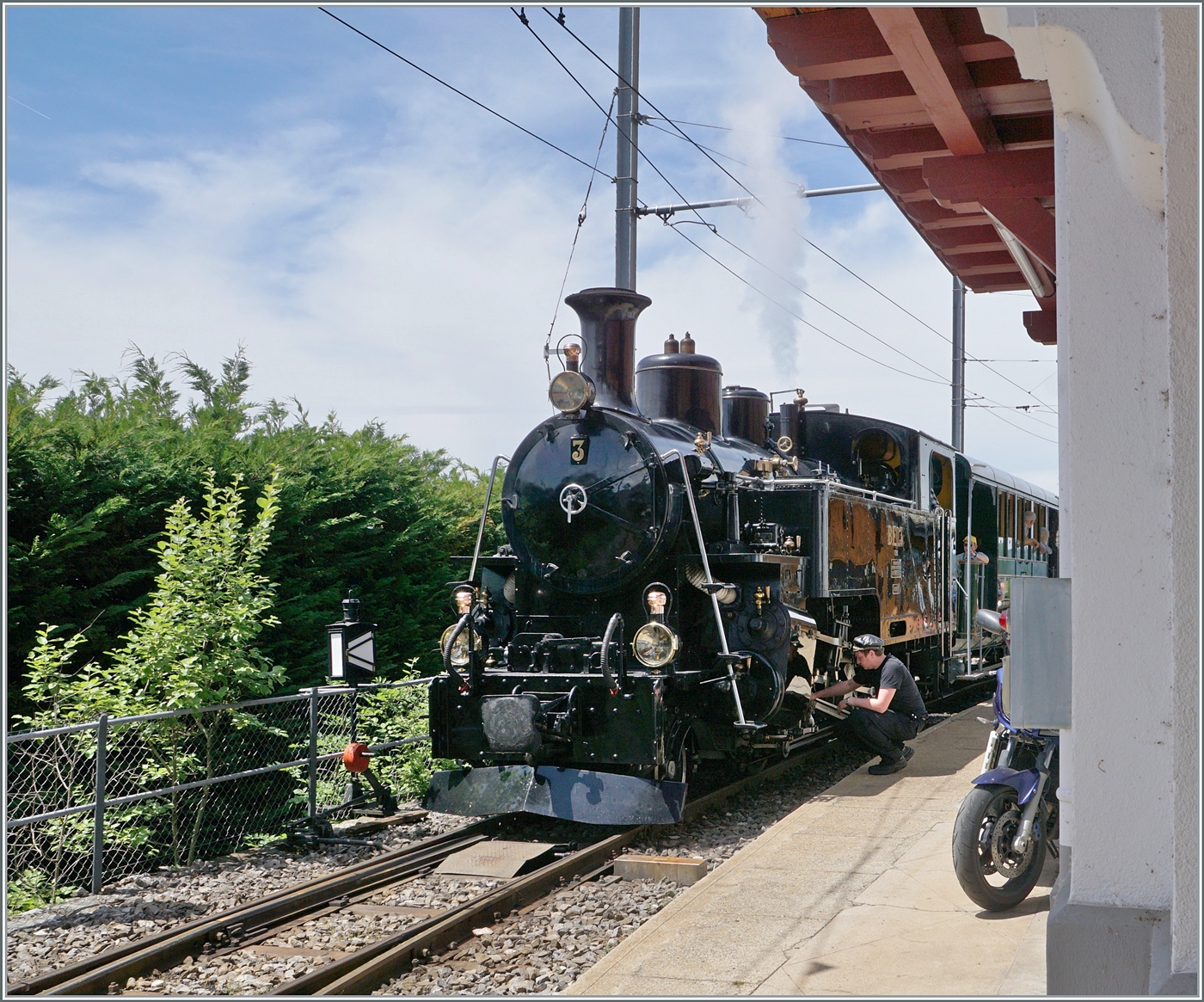 Die mit ihrem Dampfzug in Chamby angekommen HG 3/4 N° 3 der Blonay Chamby Bahn wird für die Weiterfahrt inspiziert und geölt. 

1. Juni 2025
