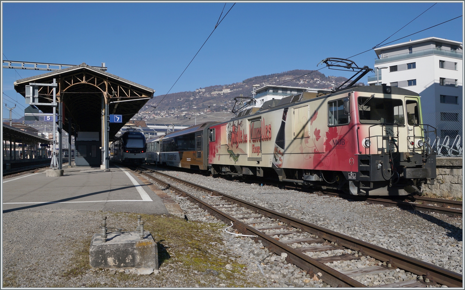 Die MOB GDe 4/4 6006 ist mit zwei MOB Panoramic Wagen in Vevey angekommen. Es ist jedoch zu befürchten, dass hier endgültig Endstation ist. Immerhin präsentiert sich der Zug noch im alten Glanz, und die Lok aufgebügelt, der Schattenwurf hingegen war nicht zu umgehen und auf der nicht zu sehenden Seite sind die Wagen ziemlich bunt verschmiert. 16. Februar 2023