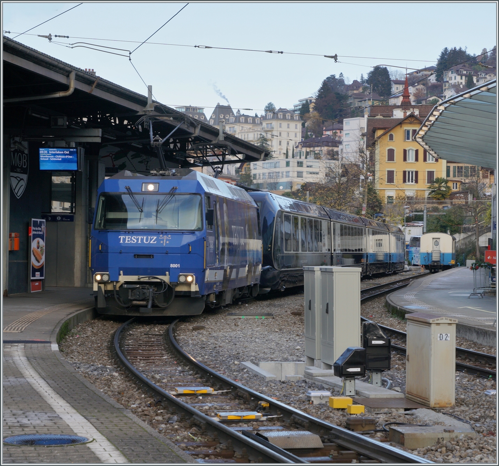 Die MOB Ge 4/4 8001 wartet mit den Spurwechselwagen Classe Prestige und 2. Klasse (96 85 8300 184-5 CH-MOB), dem 2. Klasse Wagen 96 85 8300 284-3 CH-MOB) dem 1. Klasse Wagen 96 85 8300 194-4 CH-MOB), dem Schlusswagen mit 1. Klasse und Classe Prestige (96 85 8300 184-5 CH-MOB) als GPX GoldenPass Express 4068 in Montreux auf die Abfahrt nach Interlaken Ost. Wie aus den Wagenreihung hervorgeht, führt der Zug keinen Speisewagen. Besonders in der Classe Prestige und auch in der 1. Klasse regionale Köstlichkeiten am Platz serviert, wie z.B. Wein, Käse und Kaviar Kaviar? Nun, allem Anschein nach stammt der Kaviar aus Frutigen, und das ist ja praktisch im Einzugsgebiet des GPX...

11. Dezember 2022
