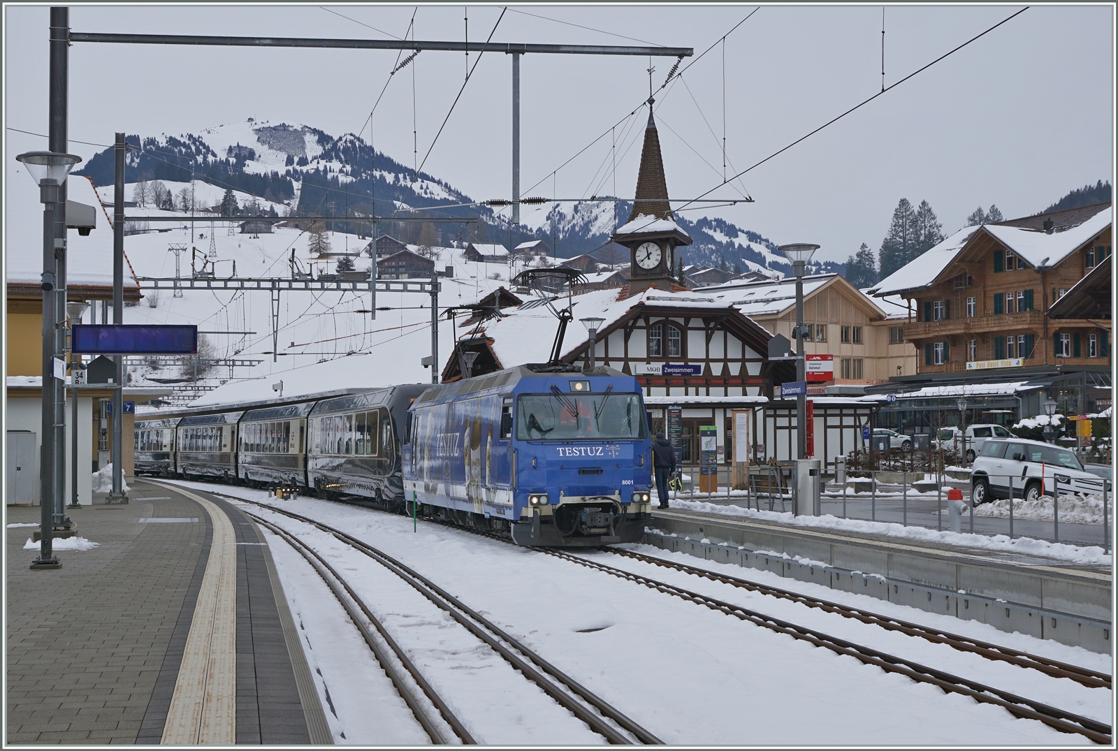 Die MOB Ge 4/4 8001 hält mit dem GolenPass Express GPX 4068 von Montreux kommend in Zweismmen. Der Zug ist umgespurt. 

15. Dez. 2022