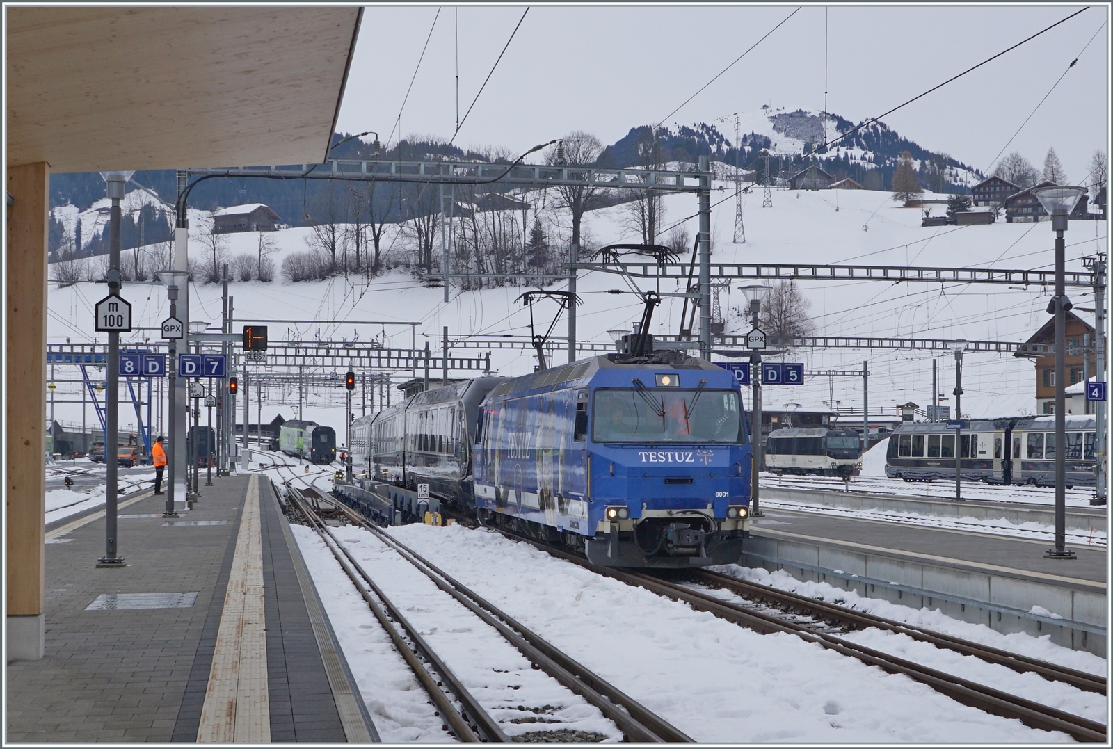 Die MOB Ge 4/4 8001 fährt mit dem GolenPass Express GPX 4068 in Zweisimmen durch die Spurwechselanlage. Die sichtlich etwas höheren Wagen sind bereists umgespurt. 

15. Dez. 2022