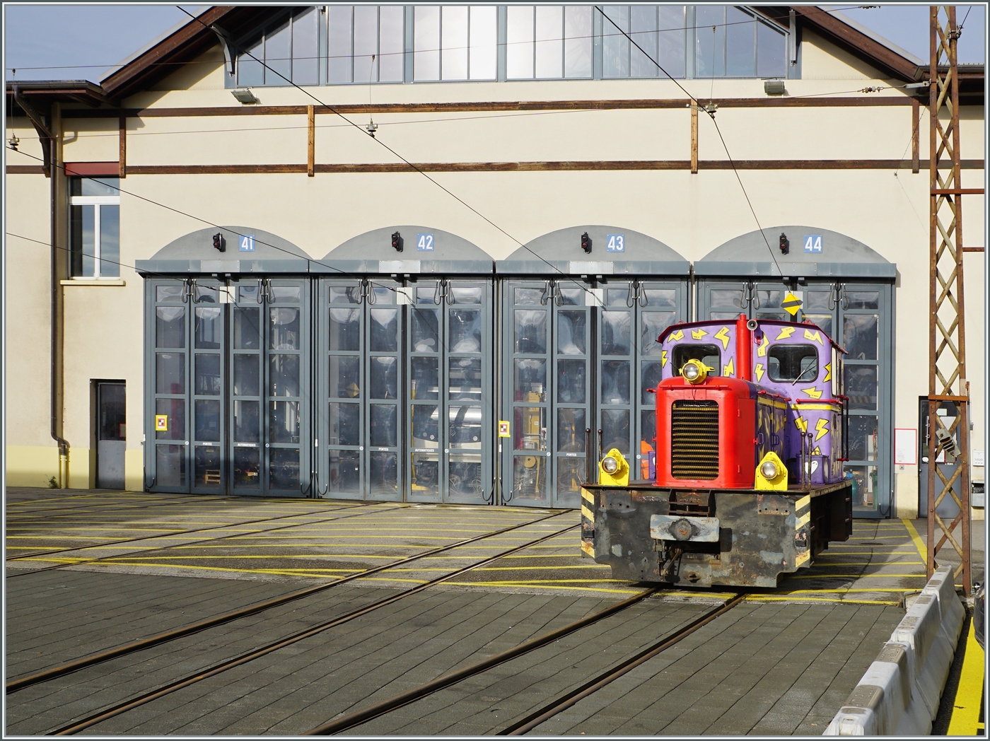 Die MOB V 121 zeigt sich herrlich bunt! am 27. Juli 1955 von Deutz unter der Fabriknummer 55736 als A6M517R bez. V 22 an die Euskirchener Kreisbahn geliefert, wurde die Lok 1972 auf Normalspur umgebaut und nach dem Kauf durch die MOB 1984 wieder auf Meterspur.

Chernex, den 4. Januar 2023