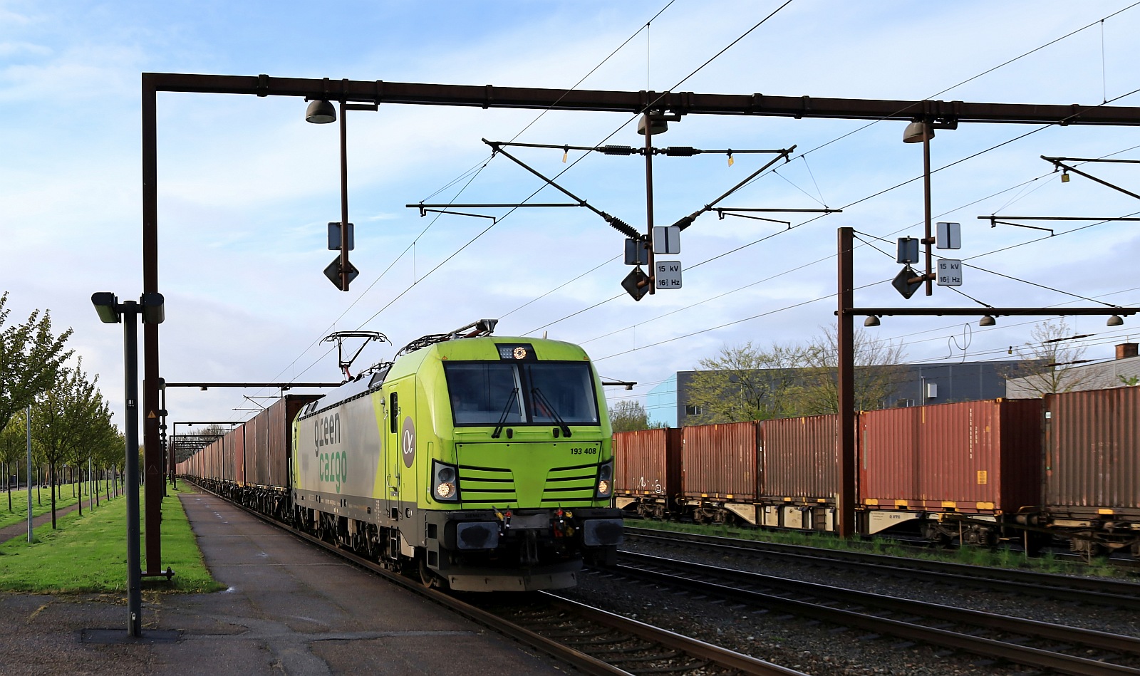 Die nächste  braune Wand  bzw der nächste Volvo-Zug diesmal mit Zuglok ALPHA/GreenCargo 193 408-2 REV/MMAL/03.09.23 festgehalten bei der Einfahrt in Pattburg/DK. 19.04.2024