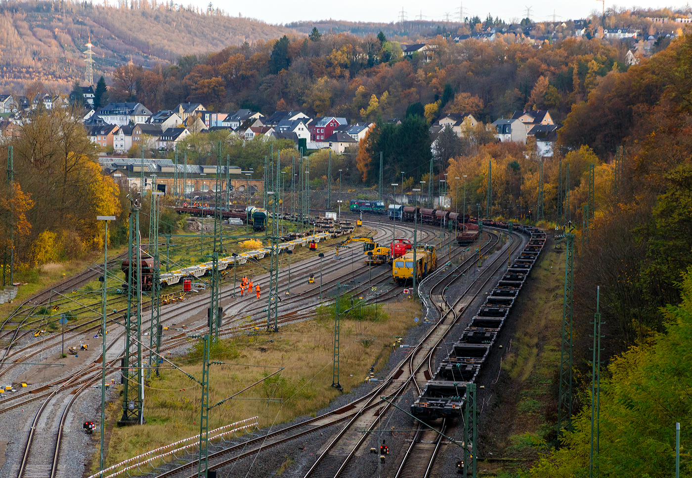 Die noch an die TXL - TX Logistik AG (Troisdorf) vermietete Siemens Vectron AC 193 203 (91 80 6193 203-7 D-ELOC) „HIDDEN CHAMPION“ (englisch für heimliche Gewinner oder unbekannte Weltmarktführer) der ELL Austria GmbH (European Locomotive Leasing, Wien), fährt am 13 November 2025 mit einem leeren Taschenwagenzug durch Betzdorf/Sieg in Richtung Siegen. Links im Rangierbahnhof werden Gleise erneuert.

Der Mieter TXL setzt nun auf eigene Vectron Loks, es wurden 40 modernen Vectron-Lokomotiven bei Siemens Mobility bestellt.

Die Siemens Vectron AC wurde 2014 von Siemens Mobility GmbH in München-Allach unter der Fabriknummer 21923 gebaut und an die der European Locomotive Leasing (Wien) geliefert. Diese Vectron Lokomotive ist als AC – Lokomotive (Wechselstrom Lok) in der Variante B01 mit 6.400 kW konzipiert und zugelassen für Deutschland und Österreich. So besitzt sie die Zugsicherungssysteme ETCS BaseLine 3, sowie für Deutschland PZB90 / LZB80 (CIR-ELKE I) und für Österreich (ETCS Level 1 mit Euroloop, ETCS Level 2, PZB90 / LZB80. 