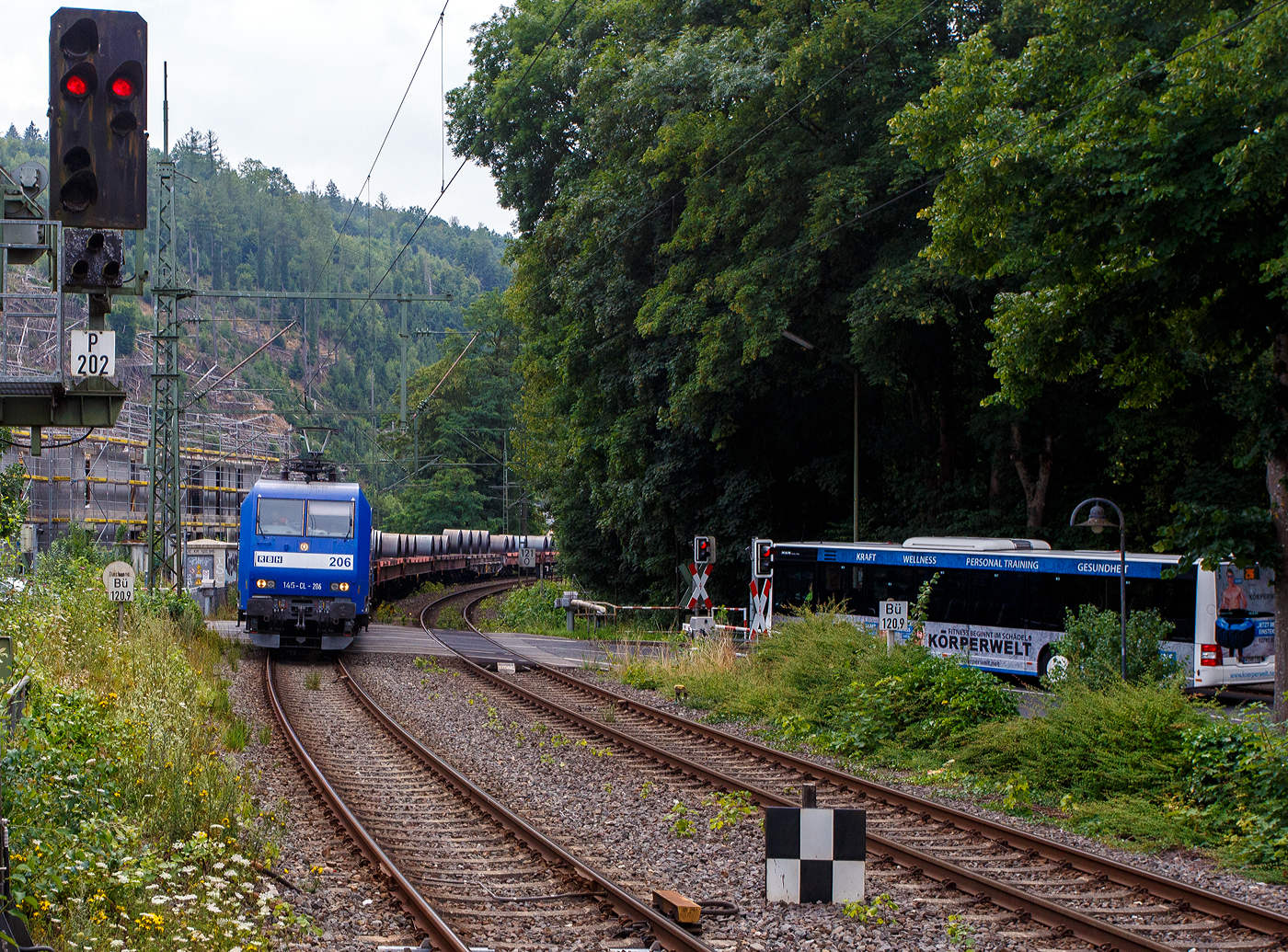 Die RBH 206 / 145-CL-206 / 145 102-0 (91 80 6145 102-0 D-RBH) der RBH Logistics GmbH, Gladbeck, ex RBH - RAG Bahn and Hafen GmbH, fährt am 28 Juli 2025 mit einem offenen Warmband-Coilzug durch den Bahnhof Kirchen/Sieg in Richtung Siegen.

Die TRAXX F140 AC wurde 2001 von ADtranz (ABB Daimler-Benz Transportation GmbH) / Bombardier Transportation in Kassel unter Fabriknummern 33850 gebaut.