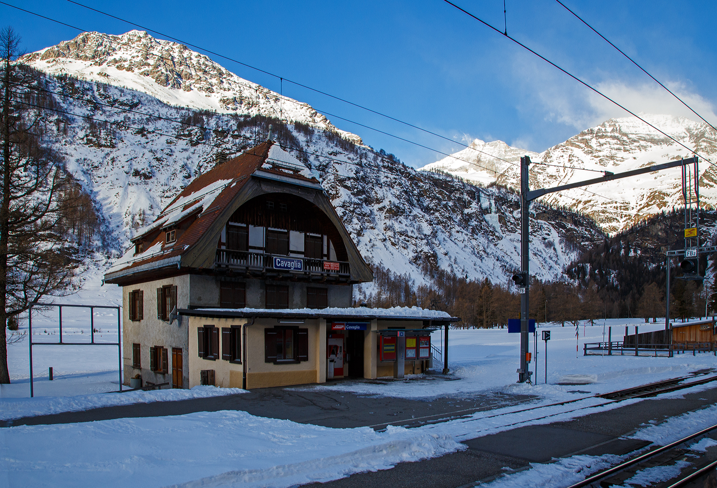 Die RhB Haltestelle Cavaglia (auf 1.692 m ü. M.) an der Berninabahn am 20 Februar 2017, im Hintergrund das Berninamassiv.