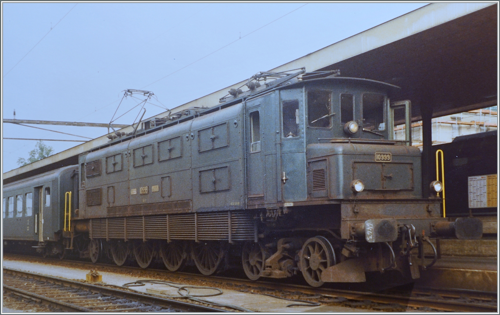 Die SBB Ae 4/7 10999 mit einem Personenzug in Aarau; mehr geht leider aus meine Aufzeichnungen nicht hervor. 

24. Juli 1984