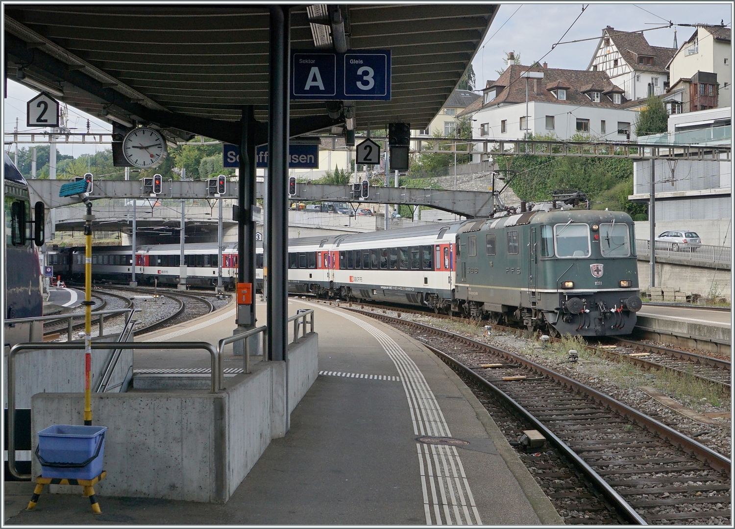 Die SBB Re 4/4 II 11161 in ihrer grünen Lackierung mit einem IC Zürich - Singen erreicht  Schaffhausen. Die grüne Farbe ist übrigens NICHT die Ursprungs-Lackierung der Re 4/4 II 11161, die Lok wurde 1967 in TEE Farben ausgeliefert und bekam erst nach dem Ende des TEE-Einsatzes 1981/82 die heutige grüne Lackierung.

6. September 2022