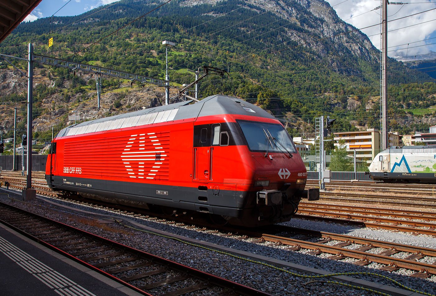 Die SBB Re 460 027-6 „Joggeli“ (91 85 4 460 027-6 CH-SBB) rangiert am 07 September im Bahnhof Brig. 

Die Lok2000 wurde 1992 von der SLM (Schweizerischen Lokomotiv- und Maschinenfabrik in Winterthur) unter der Fabriknummer 5504 gebaut, der elektrische Teil ist von der ABB (Asea Brown Boveri). Sie war 2017 durchlief sie das Modernisierungs-/Refit-Programm LOK2000 im SBB Werk Yverdon-les-Bains (VD).So sollen die Loks fit für die weitere 20 Jahre sein, zudem sollen so durch alle 119 Re 460 Lokomotiven der SBB etwa 30 Gigawattstunden Energie eingespart werden. 

Modernisierungs-/Refit-Programm der LOK2000 (Re 460):
Zwischen 2015 und November 2022 unterzog die SBB alle ihrer 119 Re 460 Lokomotiven (LOK2000) einem Refit-Programm (Modernisierung) im SBB Werk Yverdon-les-Bains (VD). Dabei wurden unter anderem die auf dem GTO-(Thyristor)-Halbleiter-Technologiestand der 1990er-Jahre basierende Leistungselektronik (GTO- Traktionsumrichter) durch IGBT-Traktionsumrichter (insulated-gate bipolar transistor) der neuesten Generation von ABB ersetzt, welche die Fahrmotoren mit Strom speisen und Bremsenergie zurückgewinnen. Die SBB hat damit, in Zusammenarbeit mit der ABB, die gesamte Flotte Re 460 modernisiert und hat diese auf den neuesten Stand der Antriebstechnik gebracht. Die gesamte Flotte spart dank neuen Traktionsumrichtern und weiteren technischen Optimierungen jedes Jahr rund 30 Gigawattstunden Energie ein, das sind fünf Gigawattstunden mehr als ursprünglich erwartet. So werden auch ca. 3,3 Millionen Franken Energiekosten jährlich einsparen. Die Energieeinsparungen entsprechen dem durchschnittlichen Stromverbrauch von 10.000 Schweizer Haushalten. Die Umrüstung auf modernste IGBT-Technologie und mit Wasser statt Öl betriebene Kühlsysteme der Umrichter ermöglicht eine Senkung des Energieverbrauchs und sorgt für einen ökologischeren und sicheren Bahnbetrieb.

TECHNISCHE DATEN der Re 460:
Nummerierung:  Re 460 000–118
Anzahl: 119
Baujahre: 1991–1996
Hersteller: SLM - Winterthur / ABB (Asea Brown Boveri)
Design: Pininfarina
Hersteller Lokkasten: teilweise (30 Stück) Krauss-Maffei (München)
Spurweite: 1.435 mm (Normalspur)
Achsformel: Bo'Bo'
Länge über Puffer: 18.500 mm
Höhe: 4.300 mm
Breite: 3.000 mm
Drehzapfenabstand: 11.000 mm
Achsabstand im Drehgestell:  2.800 mm
Laufraddurchmesser: 1.110 mm (neu)
Dienstgewicht: 84,0 t
Höchstgeschwindigkeit:  230 km/h (Betrieblich 200 km/h)
Dauerleistung:  6.100 kW / 8.300 PS
Anfahrzugkraft: 300 kN
Dauerzugkraft: 275kN
Stromsystem: 15 kV, 16,7 Hz (über Oberleitung)
Stromabnehmern: 2 Faiveley- Einholmstromabnehmer (ersetzt den zuvor verwendeten WBL-85)
