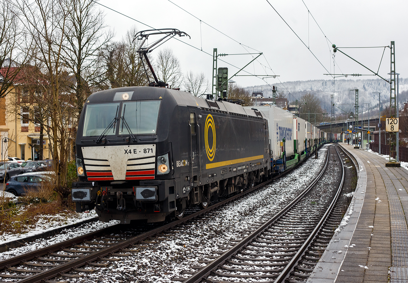 Die Siemens Vectron AC - X4 E - 871 bzw. 193 871-1 (91 80 6193 871-1 D-DISPO) der Beacon Rail Capital Europe GmbH (M�nchen) f�hrt am 10 Januar 2025 mit dem HELROM Trailer Zug Wien – D�sseldorf (einem KLV-Zug), durch den Bahnhof Kirchen (Sieg) in Richtung K�ln.

Die Siemens Vectron AC wurde 2013 von Siemens Mobility GmbH in M�nchen-Allach unter der Fabriknummer 21834 gebaut und an die MRCE - Mitsui Rail Capital Europe GmbH (M�nchen) als X4 E – 871 geliefert. Seit September 2023 hat die Beacon Rail Metro Finance B.V. die Mitsui Rail Capital Europe B.V. (Amsterdam) und somit auch die Mitsui Rail Capital Europe GmbH im M�nchen �bernommen, so firmiert sie nun als Beacon Rail Capital Europe GmbH, M�nchen (BRCE / DISPO).

Diese Vectron Lokomotive ist ein Wechselstrom-Variante in der Version AC B03 und ist zugelassen f�r Deutschland, �sterreich und Ungarn. Sie ist mit einer Leistung von 6.400 kW konzipiert und hat eine H�chstgeschwindigkeit von 200 km/h