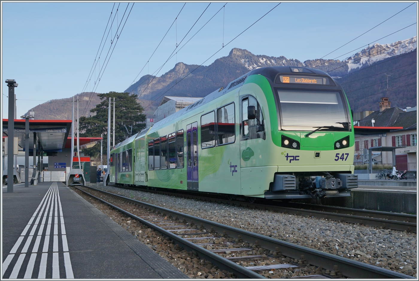 Die TPC Beh 2/6 sind seit ihrer Inbetriebnahme auf der AOMC als auch auf der ASD zugelassen, doch erst heute habe ich zum ersten Mal einen nach Les Diablerets fahrenden Beh 2/6 gesehen. In Aigle wartet der Beh 2/6 547 als R 71 428 nach Les Diablerets auf die Abfahrt.

19. Nov. 2025