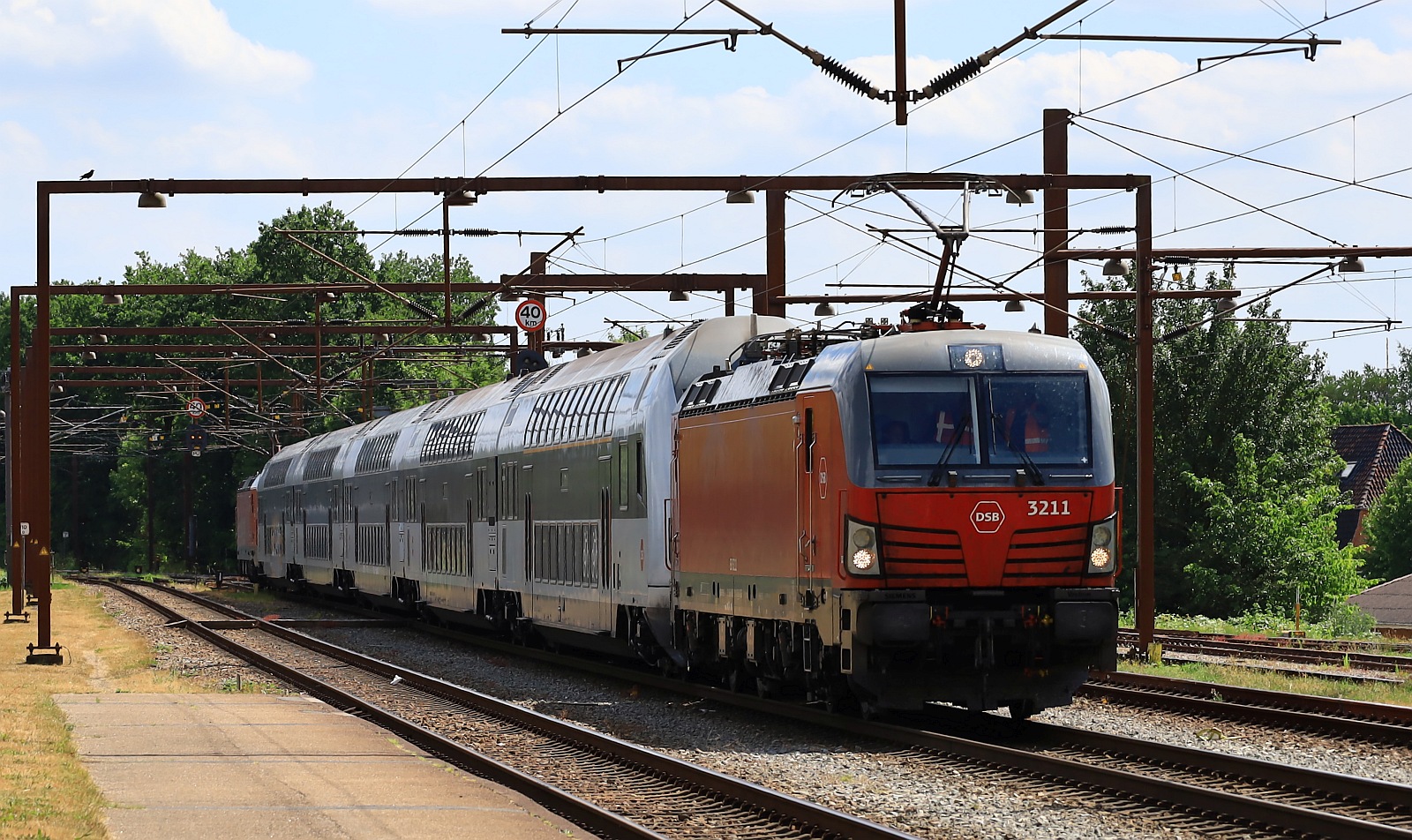 Diesmal mit der EB 3211 voraus macht der Schulungszug einen Gleiswechsel im Bhf Padborg/DK um für einen weiteren dänischen Vectron Platz zu machen. 25.06.2023