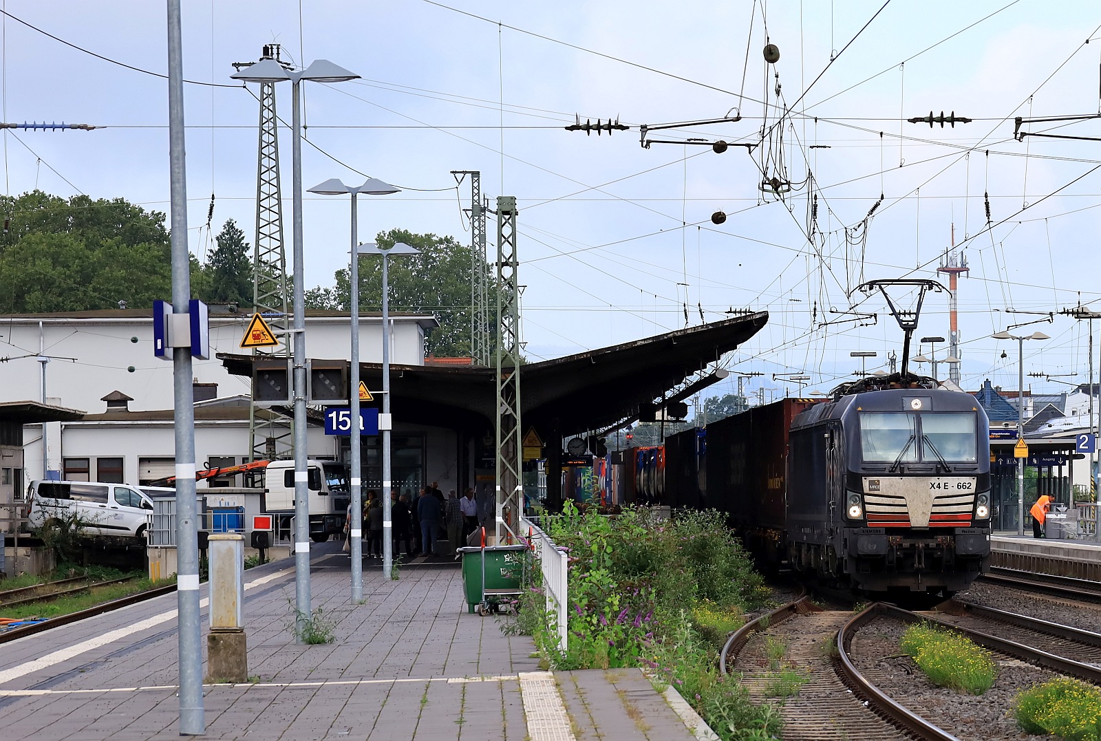 Dispo/Lokomotion 193 662-4 mit Tragwagenzug Durchfahrt Neuwied. 13.09.2023