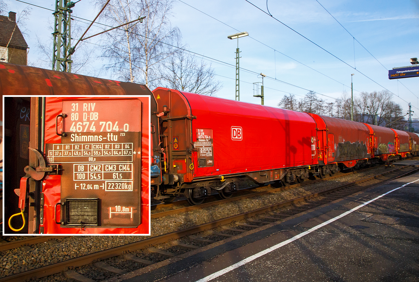 Drehgestellflachwagen mit vier Radsätzen, verschiebbarem Planenverdeck und Lademulden für Coil-/Spaltbandtransporte, 31 80 4674 704-0 D-DB, der Gattung/Bauart Shimmns-ttu 723, der DB Cargo AG, am 18.01.2023 Zugverband bei einer Zugdurchfahrt in Scheuerfeld (Sieg) in Richtung Köln.

Die Ausstattung mit fünf Lademulden sowie das Planverdeck optimieren die Beförderung nässeempfindlicher Coils. Diese Planen können jeweils soweit zusammen geschoben werden, dass zum Be- und Entladen die Ladefläche zu 2/3 freigelegt ist.Der Wagen ist für die Beförderung von schweren witterungsempfindlichen Blechrollen (Coils) mit 5 fest im Untergestell eingebauten Lademulden ausgerüstet.

Das Untergestell und die Stirnwände, die als Abkantrahmenkonstruktion mit Blechbekleidung und U-förmigen Verstärkungsprofilen ausgeführt sind, bilden den Wagenkasten. Die sattelförmig angeordneten, jeweils mit den Außenlangträgern verschweißten Querträger bilden zusammen mit den Muldenblechen die Lademulden. Die Wagenabdeckung erfolgt mit einer PVC-beschichteten Gewebeplane, die auf 11 Rohrrahmen aufliegt. Über Laufwagen ist das Planendach in Wagenlängsrichtung verschiebbar. Die Verriegelung des Planendaches an den Stirnwänden erfolgt über eine 4-PunktZentralverriegelung, die sowohl vom Erdboden als auch von der Rampe aus bedient werden kann. Das Planendach lässt sich an einem Wagenende so weit zusammenschieben, dass ca. 2/3 der Ladefläche zur Beladung freigegeben wird. Zwischen den Spriegeln sind Hilfsspriegel so angeordnet, dass ein Einfallen der Plane beim Zusammenschieben um die Hälfte vermindert wird, um den notwendigen Freiraum für größere Coildurchmesser zu gewährleisten. Der Wagen darf nur mit geschlossenem und verriegeltem Planendach verkehren.

Die Wagen sind mit 20 verstellbaren Festlegearmen (4 je Mulde) ausgerüstet, die auf den Muldenhöckern gelagert sind und sich über Rollen in den Mulden abstützen. Ihre Form und Festigkeit ist so ausgelegt, dass sie einen sicheren Schutz gegen unzulässiges seitliches Verschieben als auch gegen Kippen gebundener Schmalbandcoils (Spaltband) gewährleisten. Gegenüber Festlegeeinrichtungen früherer Bauarten (z. B. Shimmns-tu 718) sind die einzelnen Arme sowohl grob verschiebbar als auch über Spindeln fein einstellbar. Dadurch können die Arme bis auf Kontakt an die Coils herangeführt werden. Die Spindeln werden dazu über seitlich an den Muldensätteln angeordnete Handräder oder auch über geeignete Maschinen angetrieben. Die Auskleidung der Mulden mit einer Gummiauflage soll einen optimalen Schutz des Coilbleches, der auch durch eine spezielle Muldenkonstruktion erreicht wird, unterstützen. Im Wageninneren sind auf Piktogrammen Beladehinweise und -schemen angebracht.

TECHNISCHE DATEN:
Hersteller: Waggonfabrik Astra Vagoane Arad (Rumänien)
Baujahr: ab 2002
Spurweite: 1.435 mm
Achsanzahl: 4 (in 2 Drehgestelle)
Länge über Puffer: 12.040 mm
Länge der Ladefläche: 10.795 mm
Ladebreite (Mulden): 2.410 mm
Drehzapfenabstand: 7.000 mm
Achsabstand im Drehgestell: 1.800 mm
Drehgestell-Bauart: Y25 Lsd 1
Laufraddurchmesser: 920 mm (neu)
Eigengewicht:  22.320 kg
Höchstgeschwindigkeit: 100  km/h (beladen) / 120 km/h (leer)
Maximales Ladegewicht: 67,5 t (ab D4), sonst s. linker Bildausschnitt
Kleinster bef. Gleisbogenradius: 35 m
Bauart der Bremse: KE-GP-A (K)
Bremssohle: Cosid 810
Intern. Verwendungsfähigkeit: RIV

Die Bedeutung der Gattungs- und Kennbuchstaben (hier Shimmns-ttu):
S - Drehgestellflachwagen in Sonderbauart
h - für den Transport von Blechrollen, liegend verladen, eingerichtet
i - mit beweglicher Abdeckung und festen Stirnwänden
mm - mit vier Radsätzen Ladelänge unter 15 m, bei sechs unter 18 m
n - höchste Lastgrenze über 60 t
s - Höchstgeschwindigkeit 100 km/h (beladen)
-ttu -  Mit besonderer, stufenlos verstellbarer Festlegeeinrichtung zum Sichern gebündelter Schmalbandcoils und Auskleidung der Mulden mit gewebeverstärkten Gummimatten.