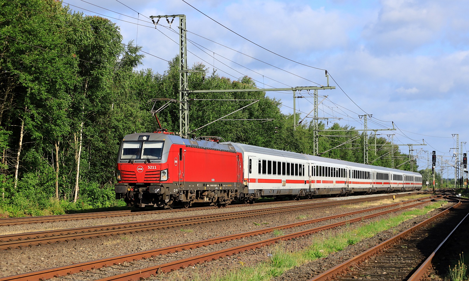 DSB Litra EB 3211 mit IC von Kopenhagen nach Hamburg hier bei der Durchfahrt in Jübek. 16.07.2023