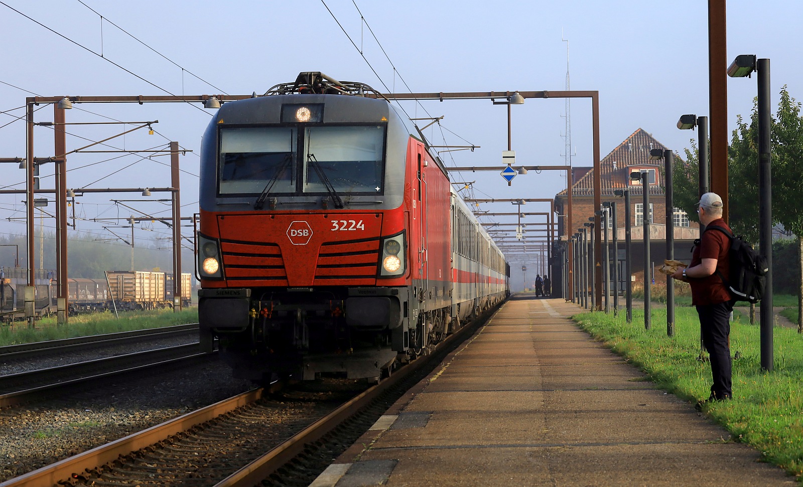 DSB Litra EB 3224 mit dem IC 91191 beim Halt in Pattburg zum Tf Wechsel. Pattburg/DK 21.08.2023