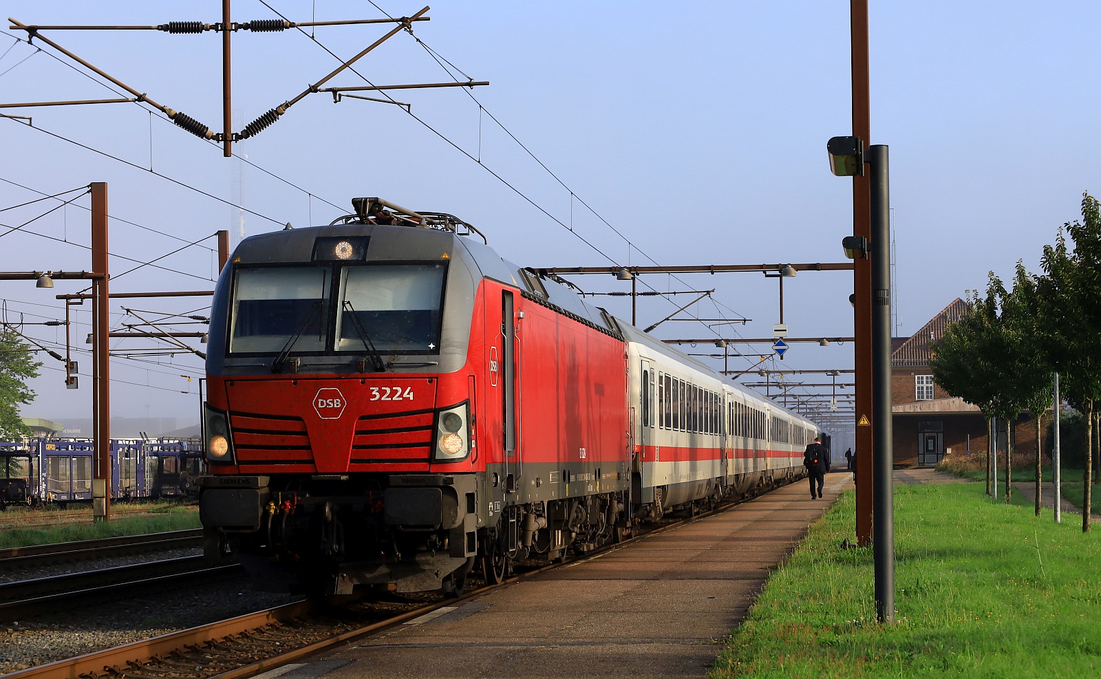 DSB Litra EB 3224 mit dem IC 91191 kurz vor der Abfahrt nach Hamburg. Pattburg/DK 21.08.2023