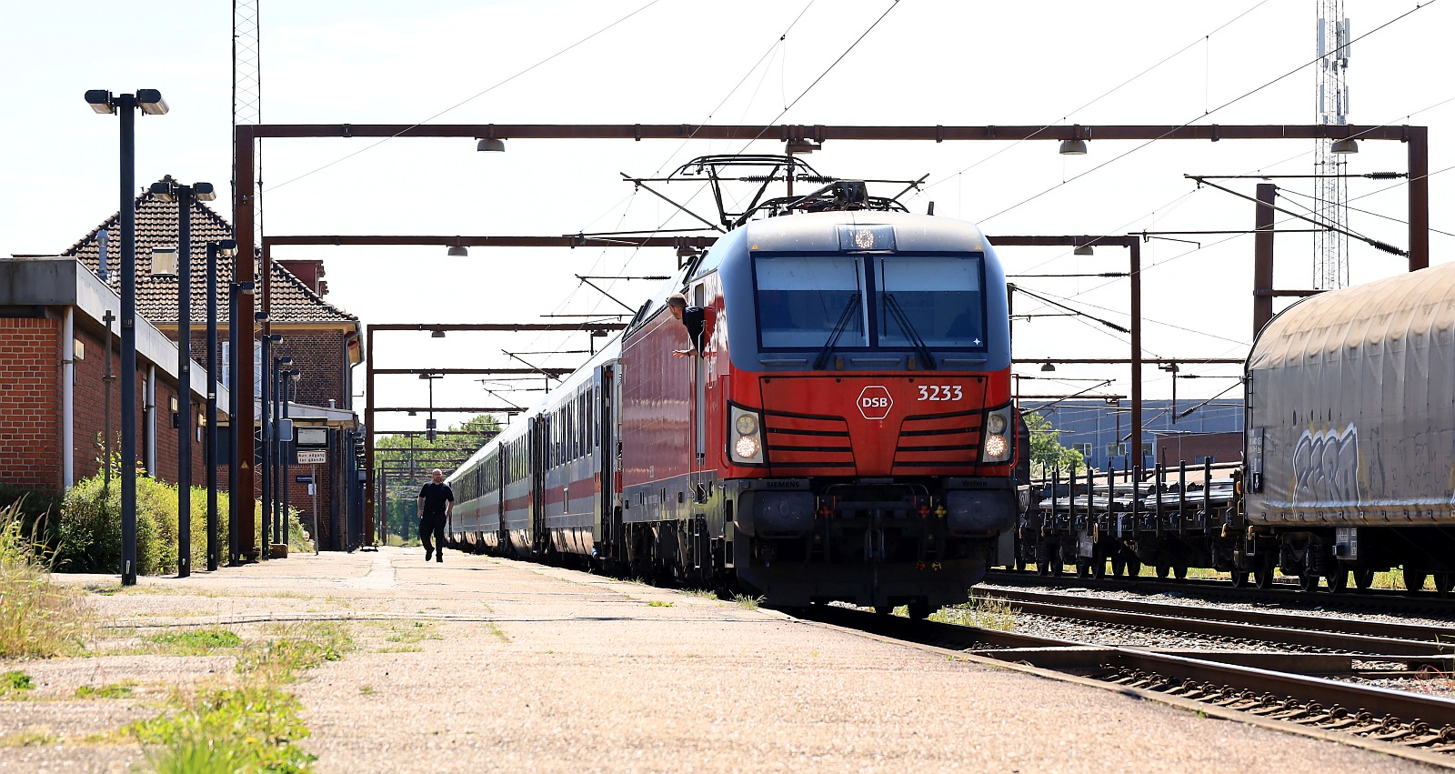 DSB Litra EB 3233-1 REV/MMAL/24.06.22 mit EC nach Kopenhagen. Padborg/DK 20.05.2024