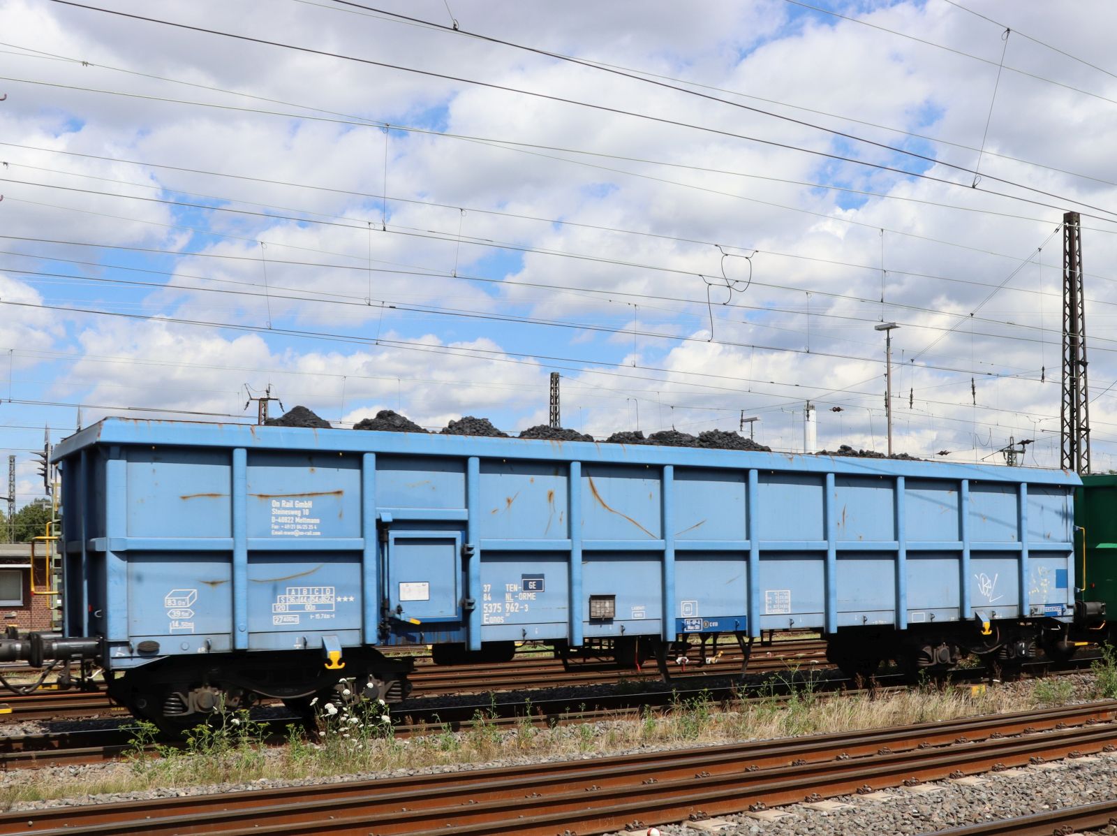 Eanos On Rail Offener Drehgestell-Wagen aus der Niederlande mit Nummer 37 TEN 84 NL-ORME 5375 962-3 Gterbahnhof Oberhausen West, Deutschland 11-07-2024.

Eanos 157 vierassige hogebakwagen uit Nederland van On Rail met nummer 37 TEN 84 NL-ORME 5375 962-3 goederenstation Oberhausen West, Duitsland 11-07-2024.