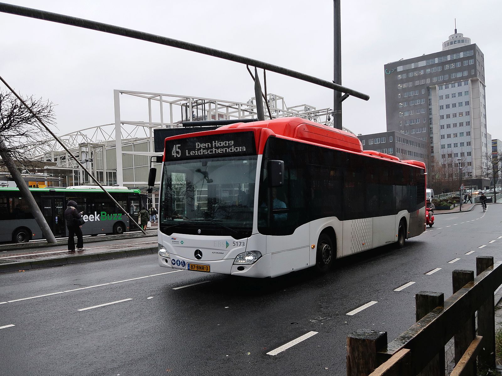 EBS Bus 5173 Mercedes-Benz Citaro C2 NGT Hybrid Baujahr 2019. Stationsplein, Leiden 06-01-2025.

EBS bus 5173 Mercedes-Benz Citaro C2 NGT Hybrid bouwjaar 2019. Stationsplein, Leiden 06-01-2025.