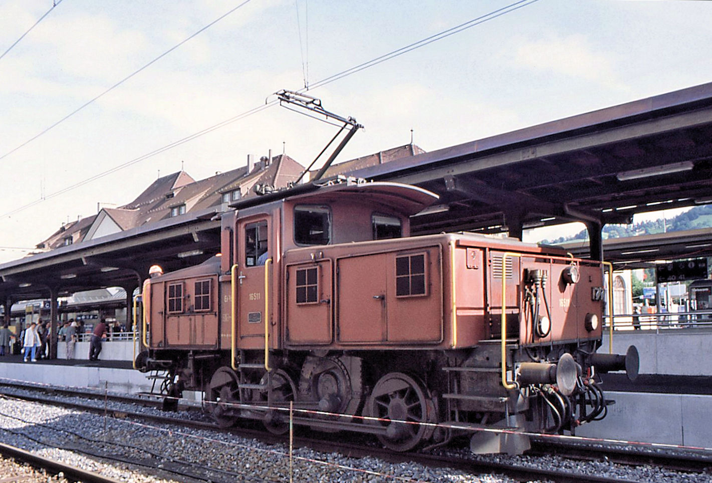 Ee 932 (Ee 3/3 II): Die 9 Zweisystemloks Ee 3/3 II 16511-16519 wurden von den franz�sischen SNCF in den Jahren 1962/3 beschafft und fuhren in der Regel in Doppeltraktion im Ueberfuhrdienst SNCF/SBB im Raum Basel. Dabei wechselten sie zwischen Wechselstrom 25 kV 50 Hz und 15 kV 16,7 Hz. In den Jahren 1971/72 wurden diese Loks an die SBB verkauft und bekamen die Nummern 16511-16519, wobei sie nun einzeln an verschiedenen Orten in der Schweiz als Rangierloks zum Einsatz kamen. Zwischen 2006 und 2010 schieden sie aus. Im Bild rangiert 16511 ungew�hnlicherweise in Thun, 17.August 1999. 