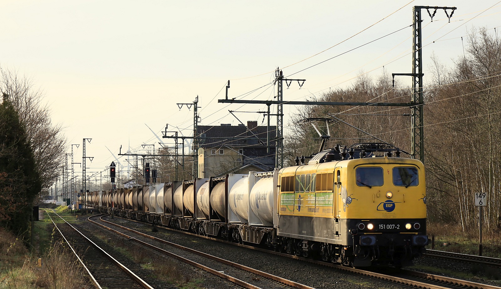 EGP 151 007-2 REV/EGP/25.03.22 mit dem Dyckerhoff Zement Express nach Dänemark aufgenommen bei der Durchfahrt in Jübek. 26.03.2024