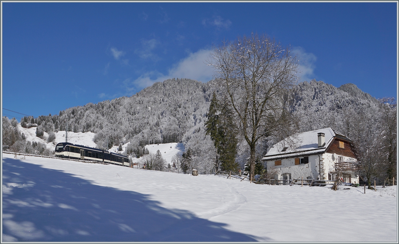 Ein CEV MVR ABeh 2/6 verlässt als Regionalzug nach Montreux das winterliche Les Avants. 3. Jan. 2025